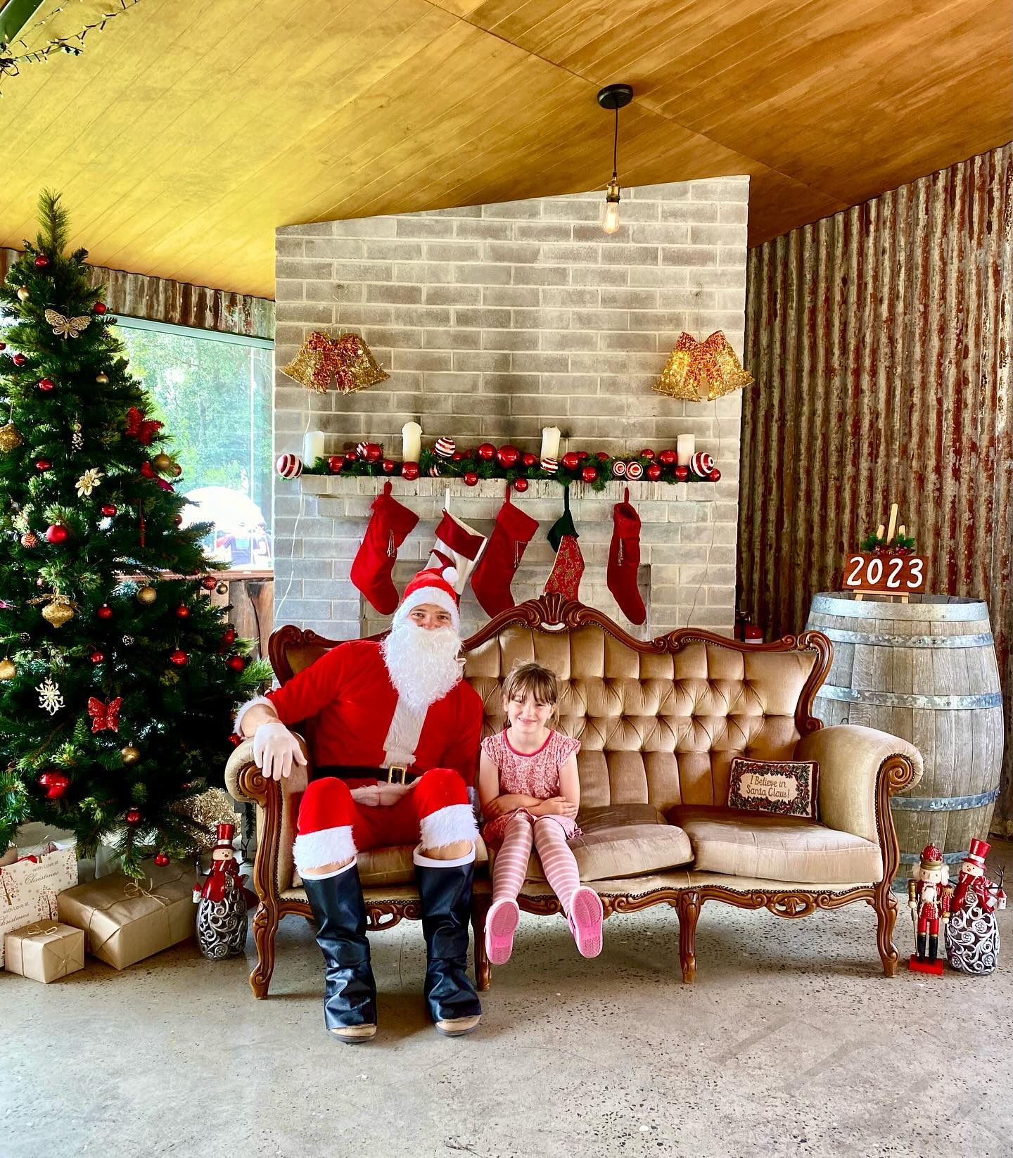 Merry Christmas 🎄🎁 from the J’s!
#christmastime #merry #merrychristmas🎄 #barnontheridge #markets #shoalhaven #holidays Christmas