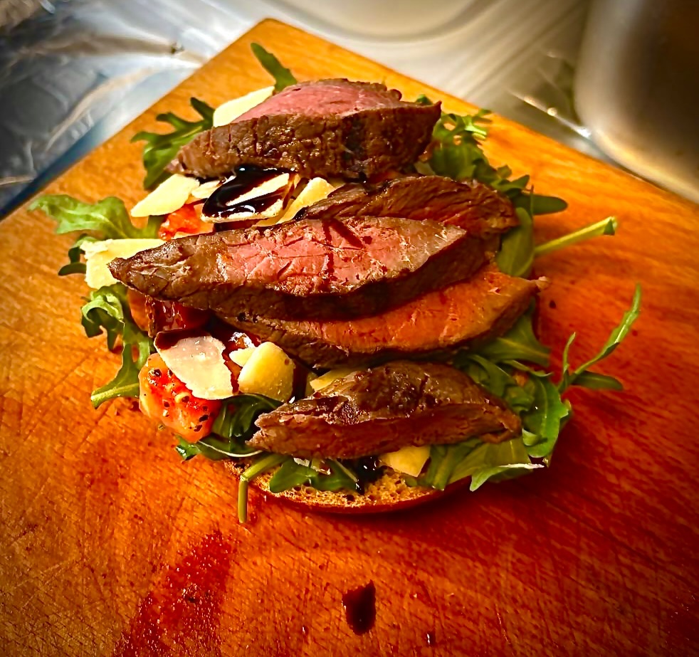 🔥 STREETFOOD, DAS BLEIBT!
Saftiges Steak, frisch gegrillt, dazu Rucola, Parmesan & unsere hausgemachte Sauce – direkt aus dem Foodtruck auf dein Event!
🚚 Perfekt für:
💍 Hochzeiten
🏢 Firmenfeiern
🎉 Partys & Events
📩 Jetzt Termin sichern & anfragen!
💌 info@onkel-fritts.de
#foodtruck #catering #streetfood #eventcatering #onkeltritts