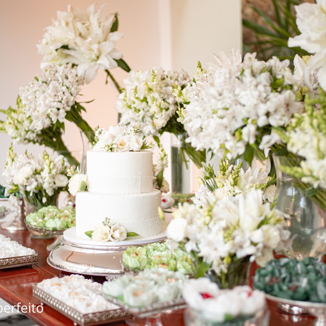 Os tons branco e verde trazem uma sensação de harmonia e serenidade. São clássicos que sempre encantam.💚
.
.
.
.
#casorioperfeito #decorcasorioperfeito #noivas #noivas2024 #noivas2025 #noivasrj #casamento #casamentorj #inesquecivelcasament #wedding #weddinginspiration #decorcasamento #decoraçãodecasamento #decorandocomamor #noivascariocas #casamentorio #blogsdecasamento #flowers #muitasflores #angradosreis
#casamentoangradosreis