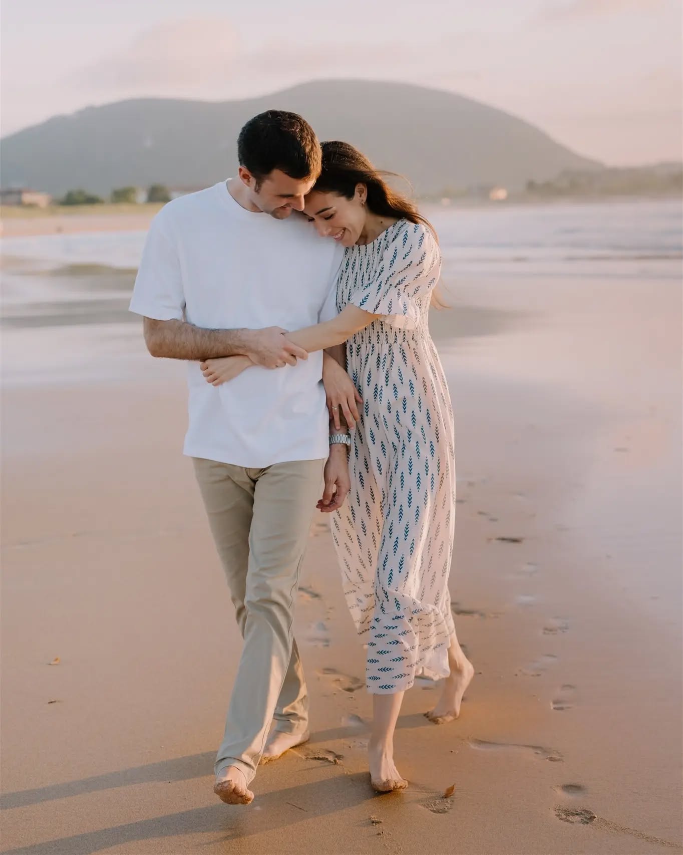 No me he podido aguantar a enseñaros algunas fotos que hicimos en la preboda de M&G el lunes en Noja.
Aunque todavía quedan un par de meses para su boda, quisimos aprovechar el buen tiempo y esta luz tan increíble que tuvimos para crear unos recuerdos.
Súper contenta con el resultado✨️☺️