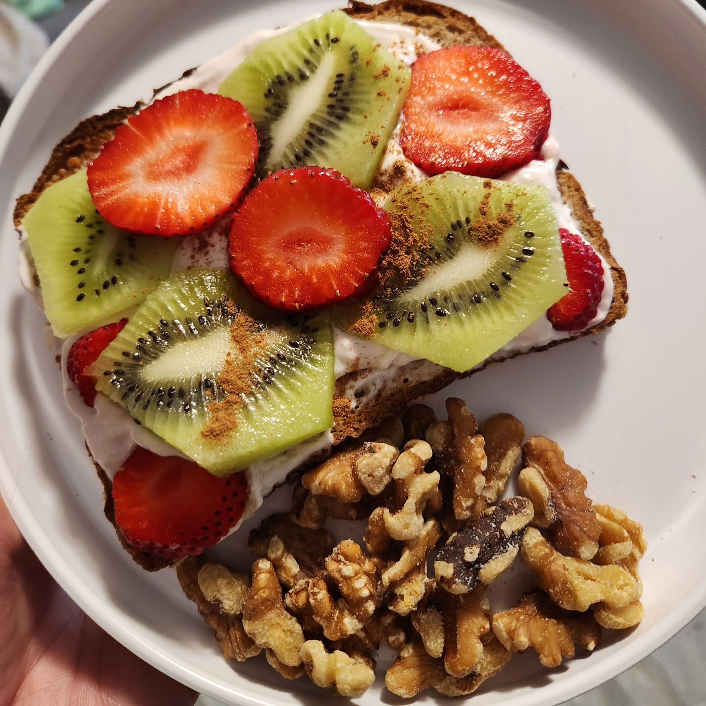 Breakfast 💗
Strawberry Kiwi Cheesecake Toast + Walnuts
Seed Bread
Cream cheese + Strawberry Greek Yogurt
Sliced Kiwi + Strawberry
Sprinkle of Cinnamon
#eatgoodfeelgood #breakfasttime #healthyfood #healthyhabit #toast