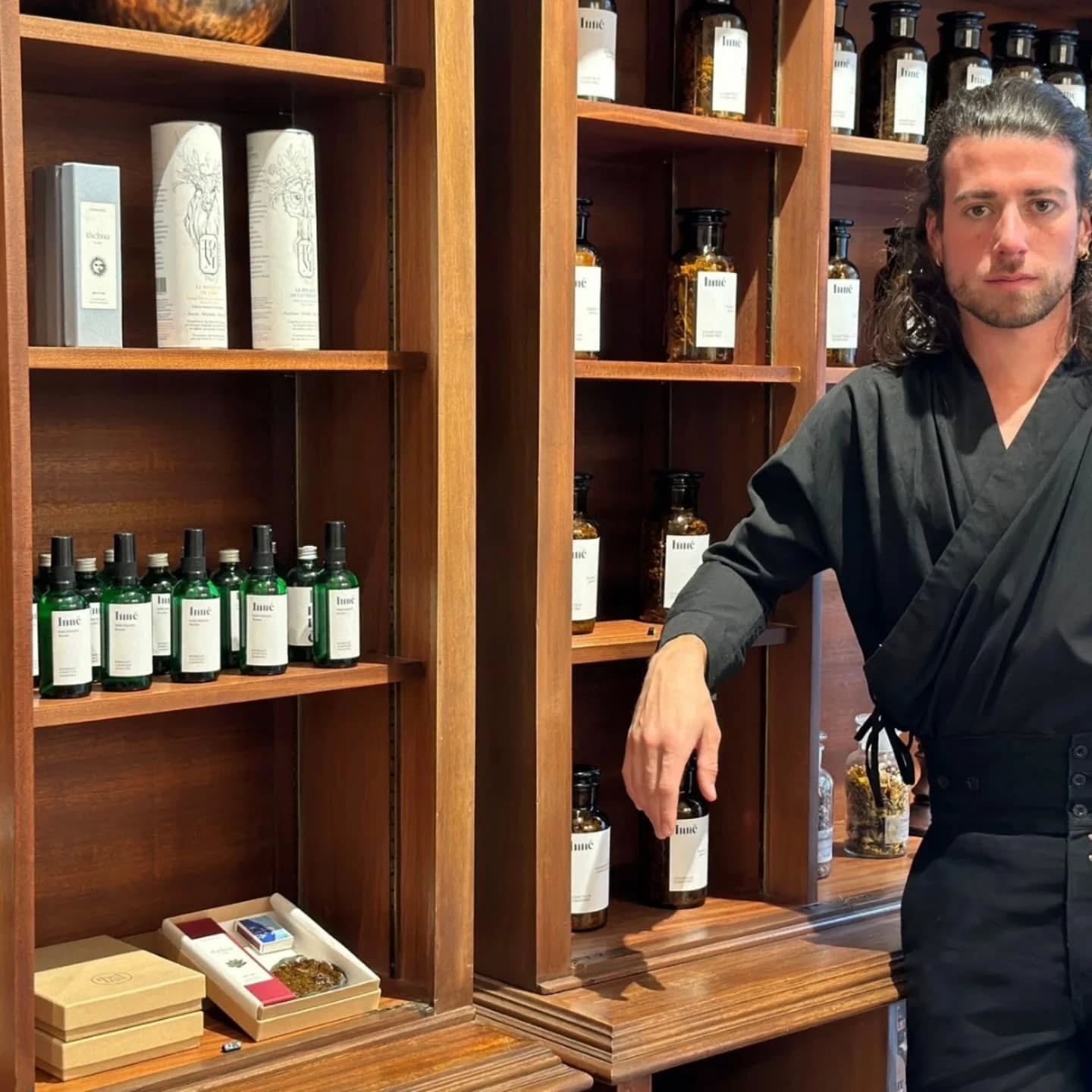 ✨ Conscious Festives with Inné ✨
Inné boutique : your heaven of wellness and conscious living in the heart of Marseille, Rue d’Endoume 13007 marseille.
This season, give the gift of well-being and mindful living with our unique offerings:
• Holistic products crafted with care for the body and spirit (activated handpicked infusion, hydrolats, ritual tool kits…)
• Workshops to reconnect with yourself and elevate your energy.
• Therapeutic sessions, including energetic care and intuitive guidance, led by our experienced practitioners.
🎄 Whether you’re looking for personalized gifts for loved ones or simply seeking moments of serenity for yourself, Inné has curated meaningful options to inspire conscious giving this Christmas.
📍 Visit us at Rue d’Endoume, Marseille and explore the essence of a more intentional lifestyle.
Let’s make this holiday season about connection, growth, and sustainability. 💚
—
✨ Un Noël Conscient avec Inné ✨
Découvrez notre boutique Inné, votre espace de bien-être et de vie consciente en plein cœur de Marseille, au Rue d’Endoume. 🌿
Cette saison, offrez le cadeau d’une vie plus alignée grâce à nos propositions uniques :
• Produits holistiques conçus avec soin pour le corps et l’esprit (infusions activées énergetiquement, hydrolats, ouvrages spirituels, kits pour rituels)
• Ateliers pour se reconnecter à soi-même et élever son énergie.
• Soins thérapeutiques, incluant des ajustements énergétiques et des guidances intuitives
🎄 Que vous recherchiez des cadeaux personnalisés pour vos proches ou un moment de sérénité pour vous-même, Inné a sélectionné des options significatives pour inspirer des cadeaux conscients.
📍 Rendez-vous au 59 Rue d’Endoume, Marseille
Faisons de cette saison des fêtes un moment de connexion, d’évolution et de durabilité.
#consciouschristmas
#gift
#cadeaumarseillais
#endoume
#naturalherbs
#tisane
#palosanto
#purification
#tisane
#tisanesbio
#tisanematernité