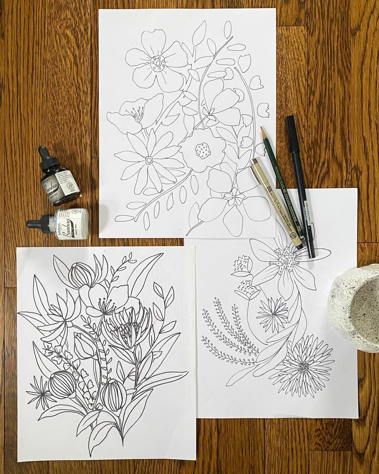 I found some floral drawings I made a while back that I’m thinking about turning into prints… should I do it?? I like the graphic/botanical/retro style these all have. Could be a fun little collection! Swipe to peek my little studio “helper” 😂
#freelanceprintdesign #freelanceprintdesigner #surfacepatterndesign #surfacepattern #printdesign #textiledesign #patternlove #floralprint #retrofloral #graphicfloral #wipart #creativeprocess #creativebusiness #printandpattern #elpprintdesign