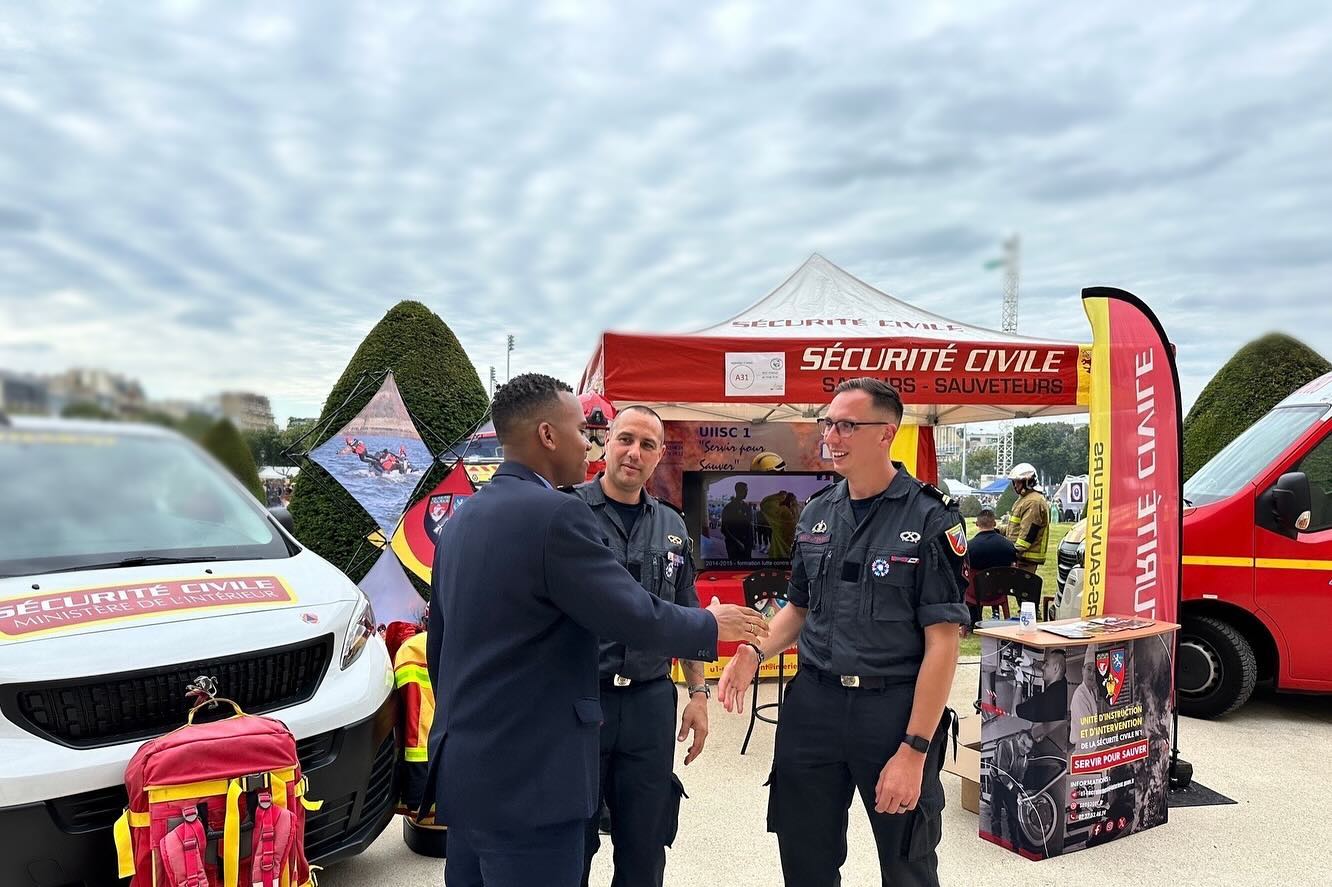 En ce 14 Juillet, jour de notre fête nationale, à la suite du défilé militaire sur l’avenue Foch , je me suis rendu à l’Hôtel des Invalides pour rencontrer nos militaires, nos pompiers, nos policiers et gendarmes, tous ces hommes et ces femmes qui se dévouent corps et âme pour servir la France.
Je tiens à remercier tous ceux avec qui j’ai eu l’opportunité d’échanger, à propos de leurs équipements actuels et à venir, de leurs missions respectives, des enjeux liés au recrutement, ou encore de la situation sécuritaire mondiale.
En ce jour empreint de #fierté et de #respect, réaffirmons avec force et conviction notre gratitude envers ces véritables #héros qui se tiennent toujours prêts à faire face aux défis, quels qu’ils soient, et à défendre les #valeurs qui font la grandeur de notre pays. 🇫🇷