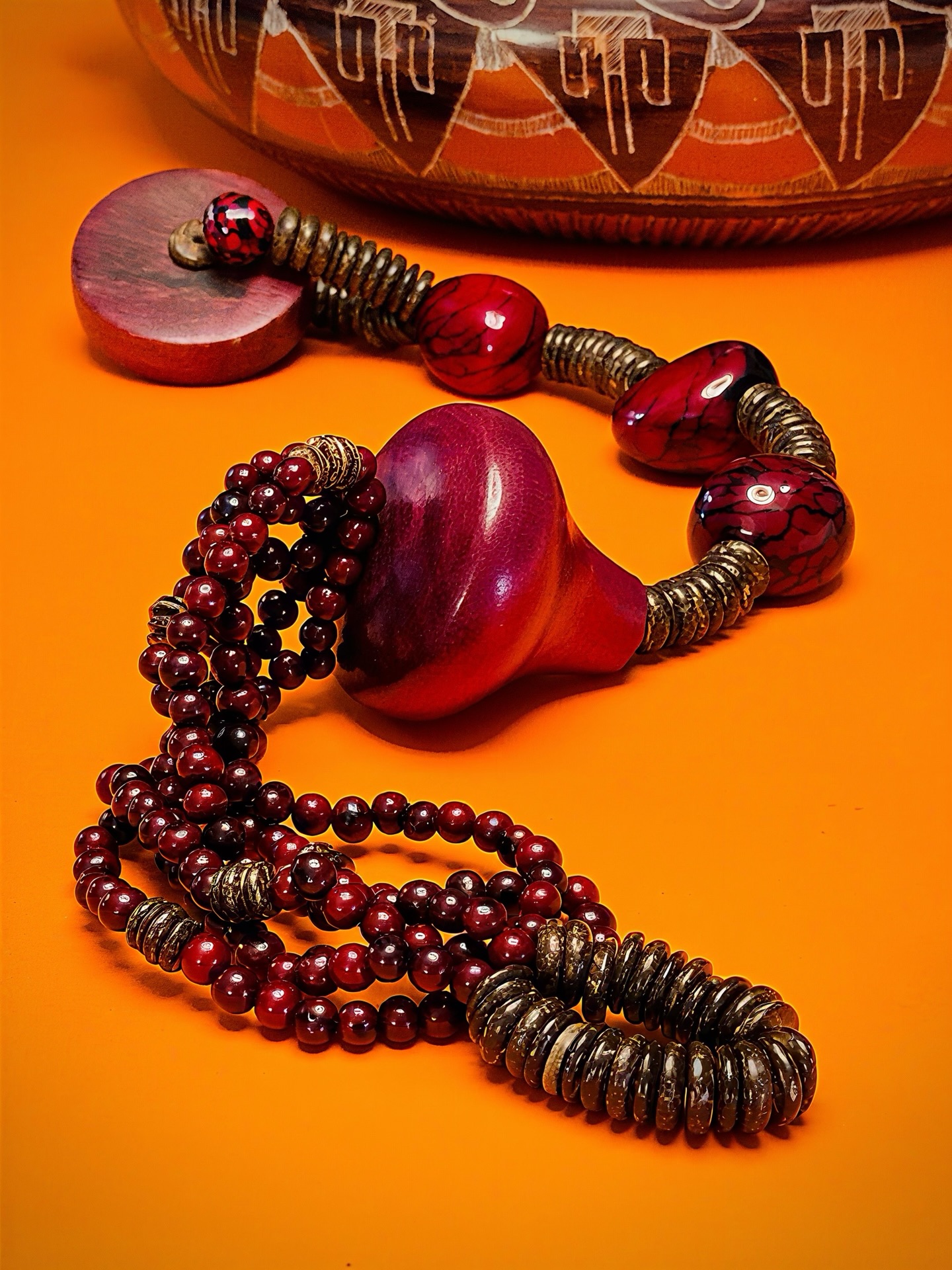 Para quem gosta de arte brasileira, nossos colares de mesa ou parede feitos com insumos da Amazônia são a escolha perfeita.
Feitos à mão com acabamento impecável, reaproveitando tudo que a deslumbrante natureza dessa região oferece.
Na imagem, o colar de mesa vinho, feito com peças em madeira roxinha, sementes de açaí, paxiúbas, jarinas marfim e discos de coco.
Para garantir essa peça, acesse o nosso site e aproveite o FRETE GRÁTIS para compra de quaisquer produtos pronta entrega.
Não esqueça de usar o cupom BEMVINDA10 para desfrutar de desconto na sua primeira compra.