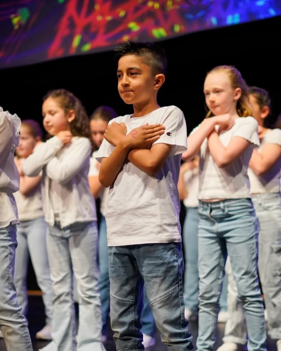 SpotLight Kids aus unseren Grundschul-AGs 💯
Mit unseren eigenen Songs, die extra für die Kinder von uns geschrieben wurden: Du bist krass, Ich renn, Crazy love und Danke!
Über 250 Kinder aus 9 Grundschulen waren an den 4 Konzerten mit auf der Bühne und konnten präsentieren, was sie im letzten halben Jahr gelernt haben und haben die Halle ganz schön eingeheizt 🔥🔥🔥
Wir sind so stolz auf jeden einzelnen!
Die Kids sind wieder einmal ein Stück mehr über sich hinaus gewachsen! Danke auch an alle Eltern, für den zahlreichen Besuch und die vielen Essenspenden für die Kids.