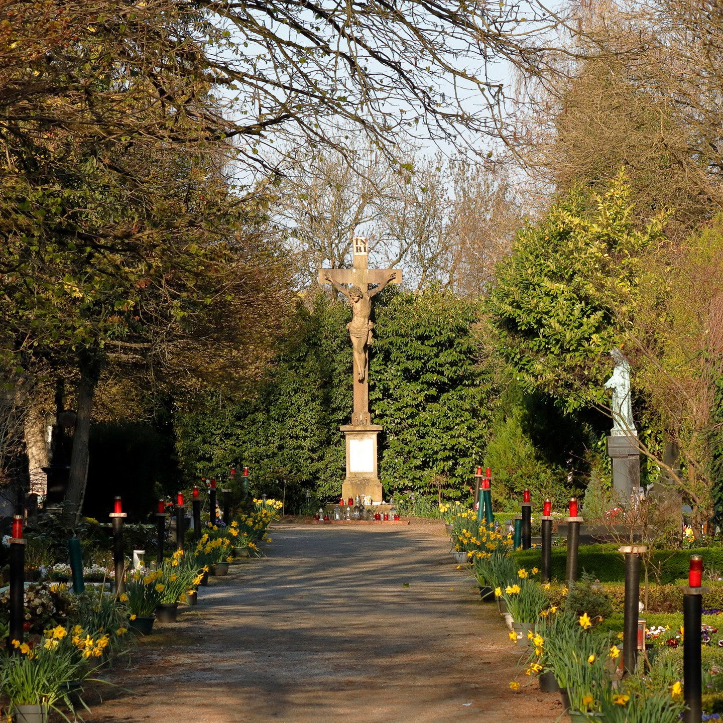 Vorösterliche Deko auf dem Katholischen Friedhof.
#friedhofsfotografie #meinwuppertal #diebergischendrei #heimatbilder #wuppertalmeinestadt #wuppertal #talverliebt #fürmehrwuppertalaufinstagram #bergischesland #nrw #talfotografie #ilovewuppertal #instatal #My_view_of_germany #my_view_of_wuppertal #soschönistwuppertal