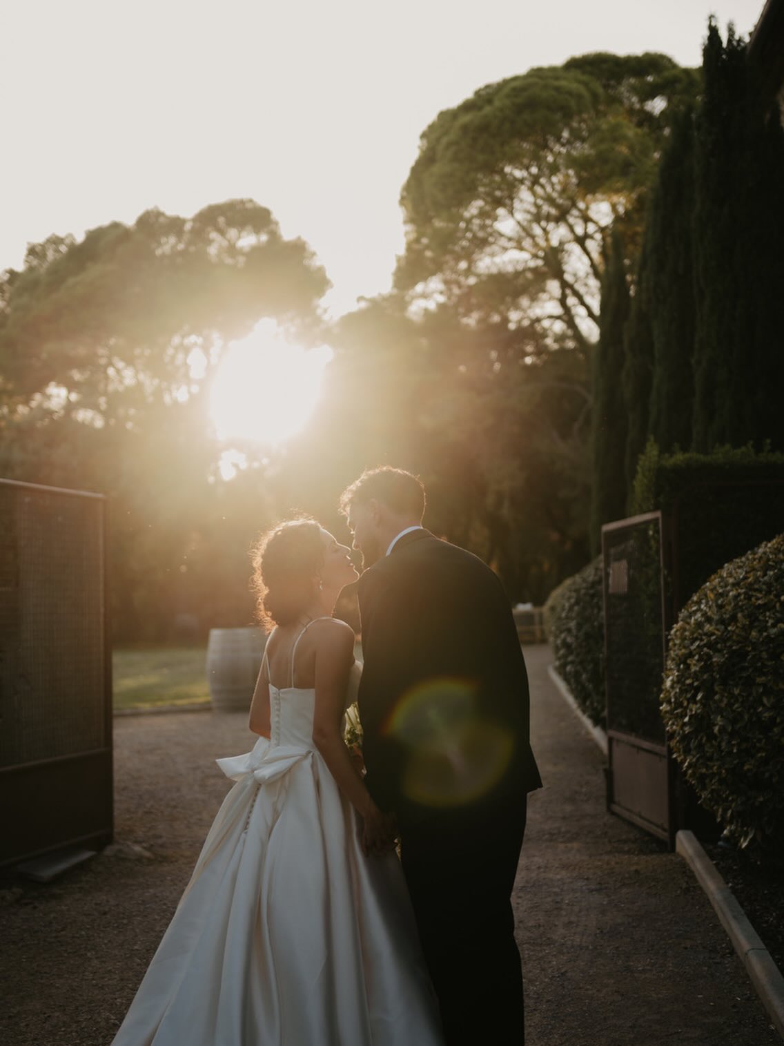 Cette lumière que je me languis de retrouver avec de jolis petits couples. Merci beaucoup pour vos nombreuses demandes depuis quelques semaines, ça a été tellement de travail pour en arriver là mais je me rends compte de la chance que j’ai de vibrer autant avec mon travail. Bientôt c’est mon anniversaire et à cette occasion je vous réserve une petite surprise 🥰