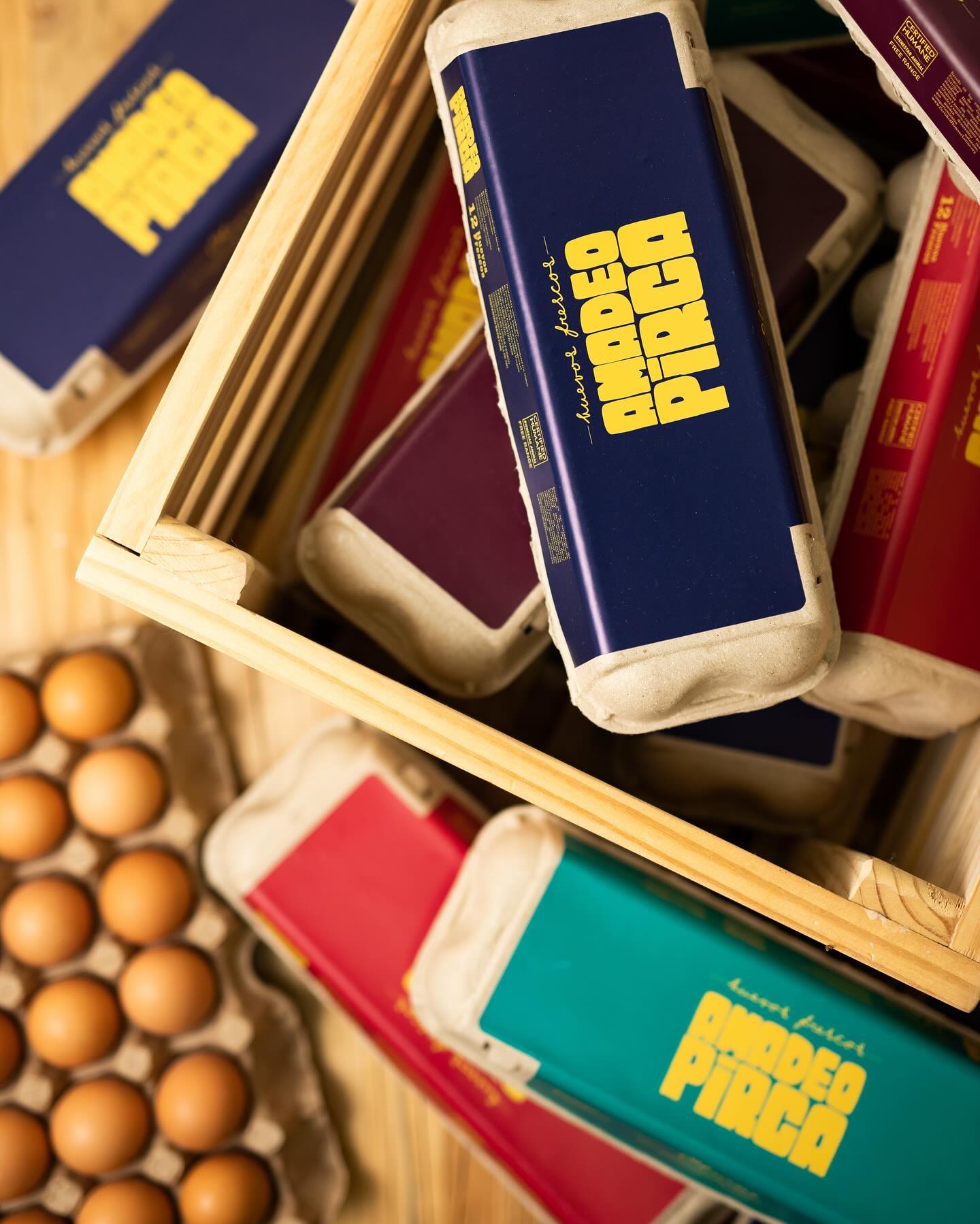 Diseño de packaging y sesión de fotos para un clásico de Olmué @amadeopirca
Con @amadeopirca buscamos generar una identidad visual que transmita esa construcción artesanal y local en su logotipo. Es por eso que creamos y moldeamos cada letra del logotipo para que juntas dieran la impresión de una “pirca”.
Y siempre con la intención de diferenciarnos en la industria de los huevos, donde todos los packaging y marcas hacen lo mismo: poner una gallina “feliz” en un campo hermoso.
Con @amadeopirca buscamos potenciar la marca y utilizar menos la imagen tan re contra abusada de la gallina en todas las góndolas de supermercado.
Si quieres saber más del proceso creativo de @amadeopirca y encontrar otros proyectos como este, te invitamos a visitar nuestro sitio web 🤓Link en la bio!
Ponle #creatividad
Ponle #estrategia
Cliente: @amadeopirca
Estrategia: Autenticidad/ Fusión/ Trading up
Puntos de encuentro: Fachada/ Layout tienda/ Señalética/ Packaging/ Web/ Dispositivos
#farm #retail #design #retaildesing #storedesigns #store #brandexperience #shopping #diseño #designstudio #illustration #granja #logo #branding #olmue #eggs #tractor #miel #honey #packaging