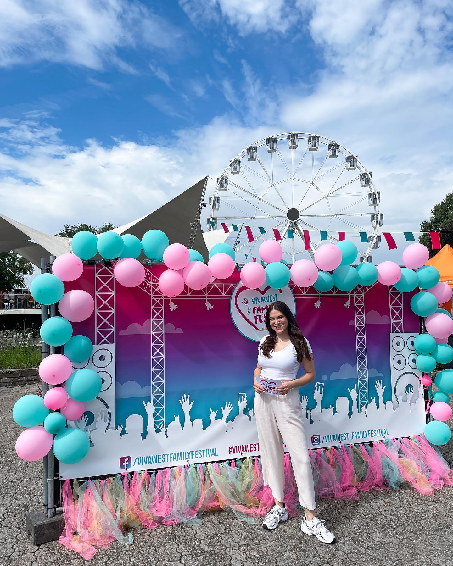 Was für ein Wochenende @vivawest_familyfestival 🎡🎈🎉 Danke das ich Teil davon sein durfte, es hat einfach nur Spaß gemacht! @mein_miljoe @kasallamusik @zoe.wees @adrianokayamusic @loua.music @volkerrosin @deinefreunde @finnundjonas #moderatorin #lovemyjob #vivawestfamilyfestival
