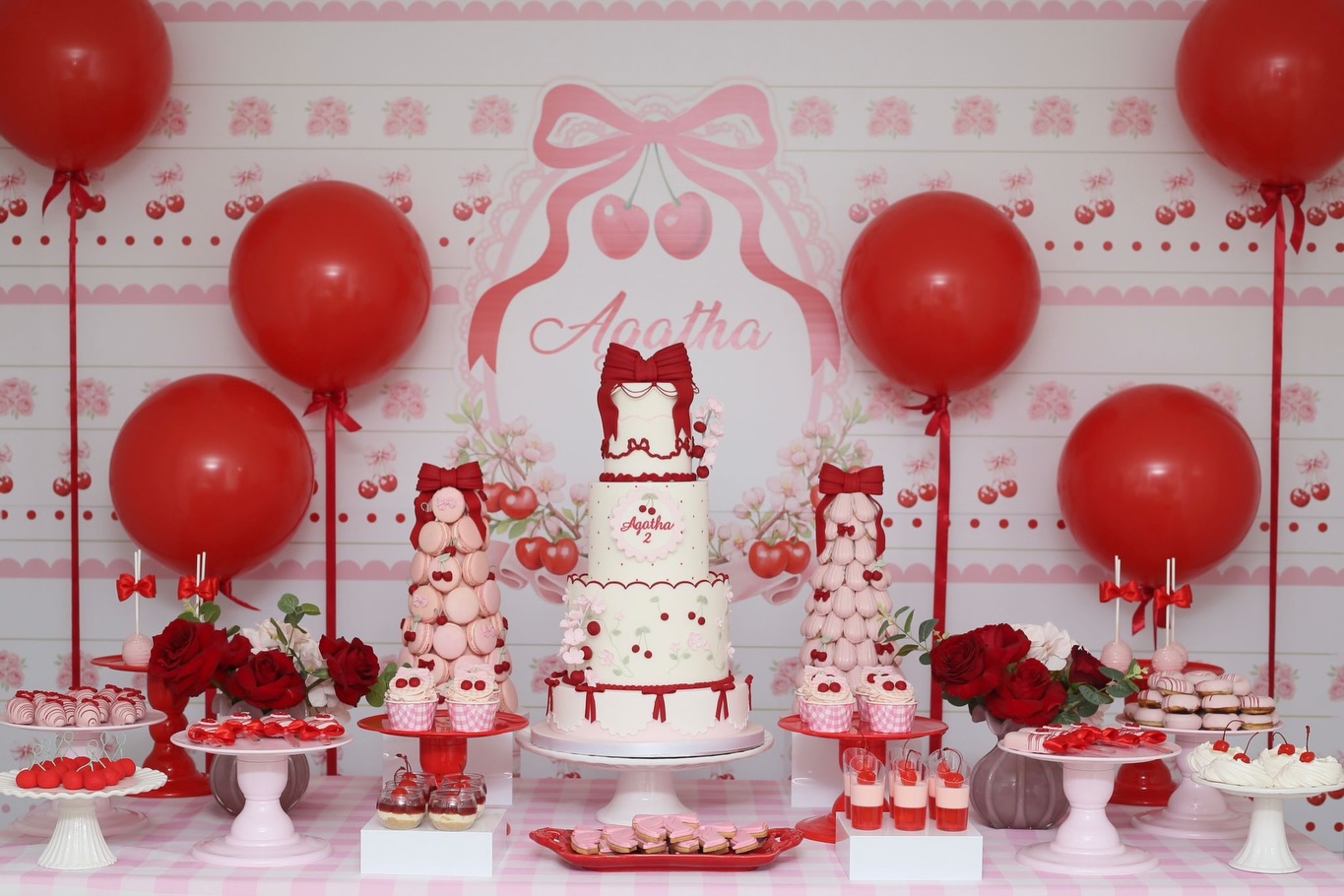 Agatha’s mom wanted an intimate party for a few guests with a cherry theme. The idea was to create a table with a vintage style super cute with a checkered tablecloth to bring that feeling of grandma’s house, when we’d visit and be welcomed by a beautiful, abundant table full of sweets and cakes. So that’s exactly the idea we wanted to convey for Agatha’s little two year celebration: an intimate yet super elegant decoration with impeccable details on the cake and the sweets. The result was this delight that I loved creating! I hope you liked this concept, which even though small turned out impeccable.#cherryparty,#cherryontop,#festscerejinha,#firstbirthday