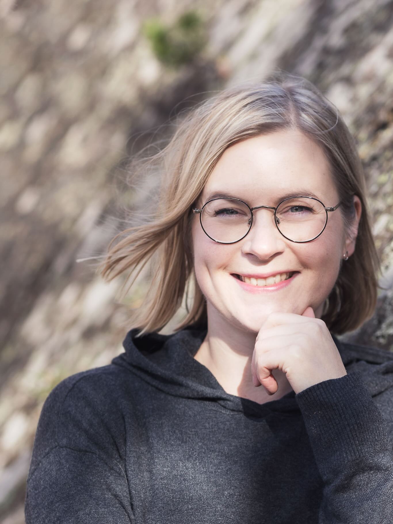 Yllättävintä digipaastossa? Se, etten kaivannut somea juuri lainkaan.
Sen sijaan huomasin jotain muuta.
Viisi asiaa, jotka opin reilun kuuden viikon some- ja uutispaaston aikana:
En juuri kaivannut somea
Ehkä isoin yllätys oli, miten vähän kaipasin somea.
Aika kului niin vaivattomasti muuhun, että aloin ihmetellä, millä ajalla oikein olen selaillut!
Tauon jälkeen ei tehnytkään mieli kiirehtiä takaisin, vaan mietin enemmän, millainen somen käyttäjä haluan jatkossa olla.
Ajatuksille tuli enemmän tilaa
Kun mieli ei ollut täynnä muiden tuottamaa sisältöä, omille ajatuksille ja havainnoille jäi enemmän tilaa.
Kävelylle lähtiessä ei tehnyt mieli laittaa kuulokkeita korville, tuntui hyvältä vain antaa ajatusten vaeltaa.
Hankalia tunteita ei päässyt pakoon
Huomasin käyttäneeni selailua hankalien tunteiden sivuuttamiseen.
Uutisia tai somea kuluttamalla siirtää ajatukset vaivattomasti muualle.
Tauon aikana tuli eri tavalla kohdattua ja elettyä läpi kaikenlaisia tunteita.
Laatu korvaa määrän uutisissa
Eniten kaipasin laadukasta, taustoittavaa uutisjournalismia.
Jatkuva uutisvirta ei kuitenkaan ole sama asia kuin kartalla pysyminen olennaisista asioista, saati ymmärrys.
Keskustelut keittiön pöydän ääressä syvenivät
Aiemmin saatoin lapsen nukahdettua keskustella puolison kanssa uutisista tai jakaa meemejä.
Digitauon aikana keskusteluista tuli merkityksellisempiä.
Monta oppia arkeen. ❤️