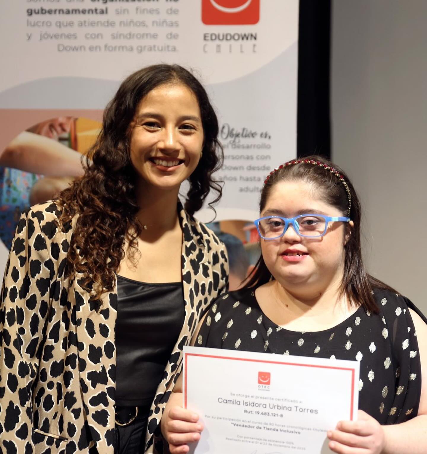 ✨ ¡Un gran hito para la inclusión laboral! ✨
Este jueves vivimos una emotiva ceremonia de certificación del curso “Vendedor de Tienda Inclusivo”, realizada en la Casa de la Cultura de Ñuñoa.
Nos llena de orgullo compartir que la mayoría de los jóvenes que participaron hoy ya se encuentran trabajando, cumpliendo así el objetivo de este proceso formativo: abrir oportunidades reales de inclusión laboral y autonomía. 💼💙
Este logro es posible gracias a una gran alianza entre Edudown, la @muninunoa y la @culturanunoa quienes han creído en el potencial de cada uno de nuestros jóvenes.
Seguimos avanzando, generando más oportunidades y demostrando que la inclusión no solo es necesaria, sino posible.
¡Vamos por más! 🙌✨
#InclusiónLaboral #Edudown #Autonomía #SíndromeDeDown #JuntosPorLaInclusión