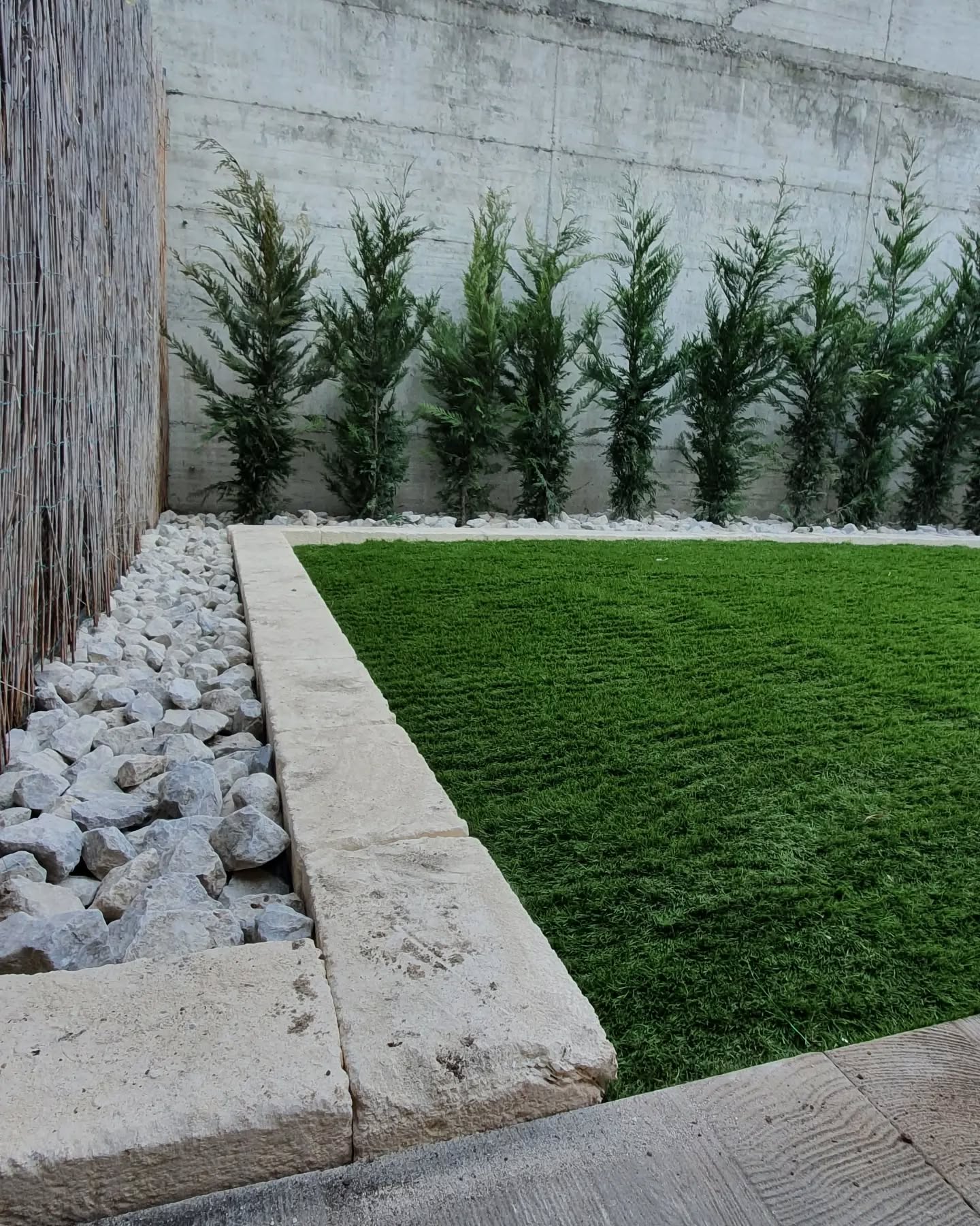 Realizzazione piccolo giardino con prato sintetico e a aiuole.
.
.
.
.
.
.
.
.
#treesurgeon #treclimbing #giardinaggio #giardino #natura #garden #piante #green #fiori #verde #nature #gardening #potatura #italy #giardiniere #italia #love #flowers #giardinaggiochepassione #plants #polliceverde #potature #foglie #sempreverde #giardini#green #landscape #treeservice #alberi