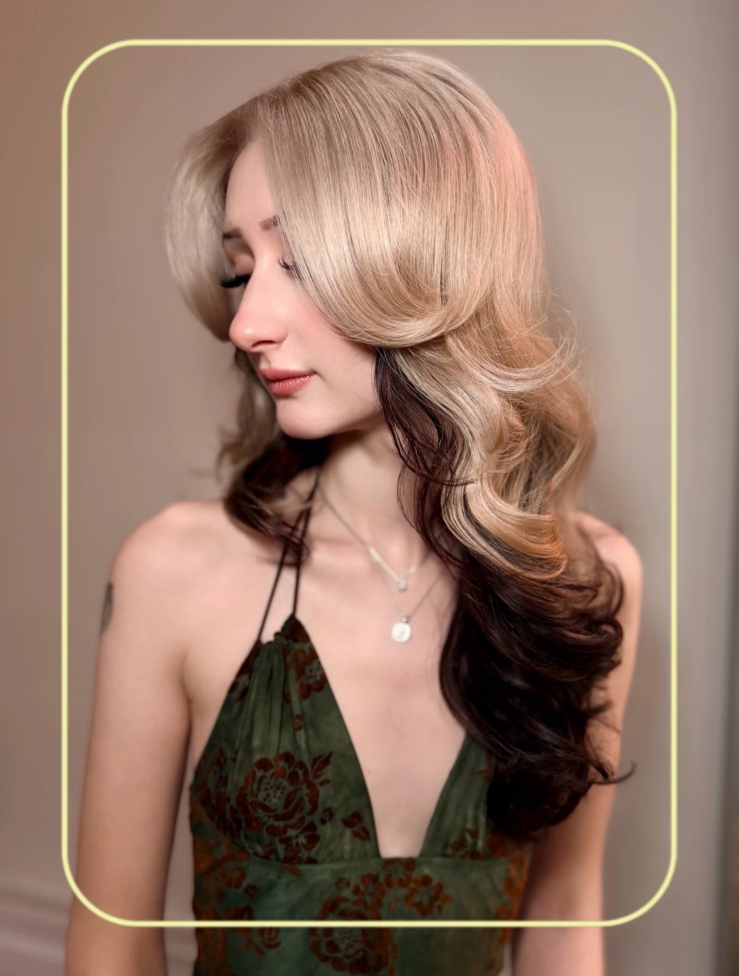 Soft champagne blonde meets rich brunette depth 🤍 A seamless blend designed for contrast, movement, and pure elegance.
#dimensionalcolor
#blondehair #brunette #livedinhair highlights haircolorist colormelt dimensionalcolor #modernblonde glossyhair