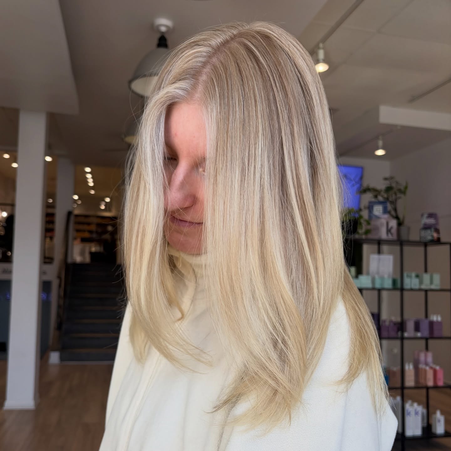 As bright as the sun ☀️😎
We love a full blonding session that leaves you walking out with the freshest, brightest color! Book online using the link in our bio or call 📞 773.525.8800
Stylist @j.d.hair
Color achieved with @wellahair
#robertjeffreysalon #robertjeffreylakeview #lakeviewsalons #lincolnparksalons #roscoevillagesalon
Sustainable Salon | Eco Friendly Salon | Lakeview East Salon