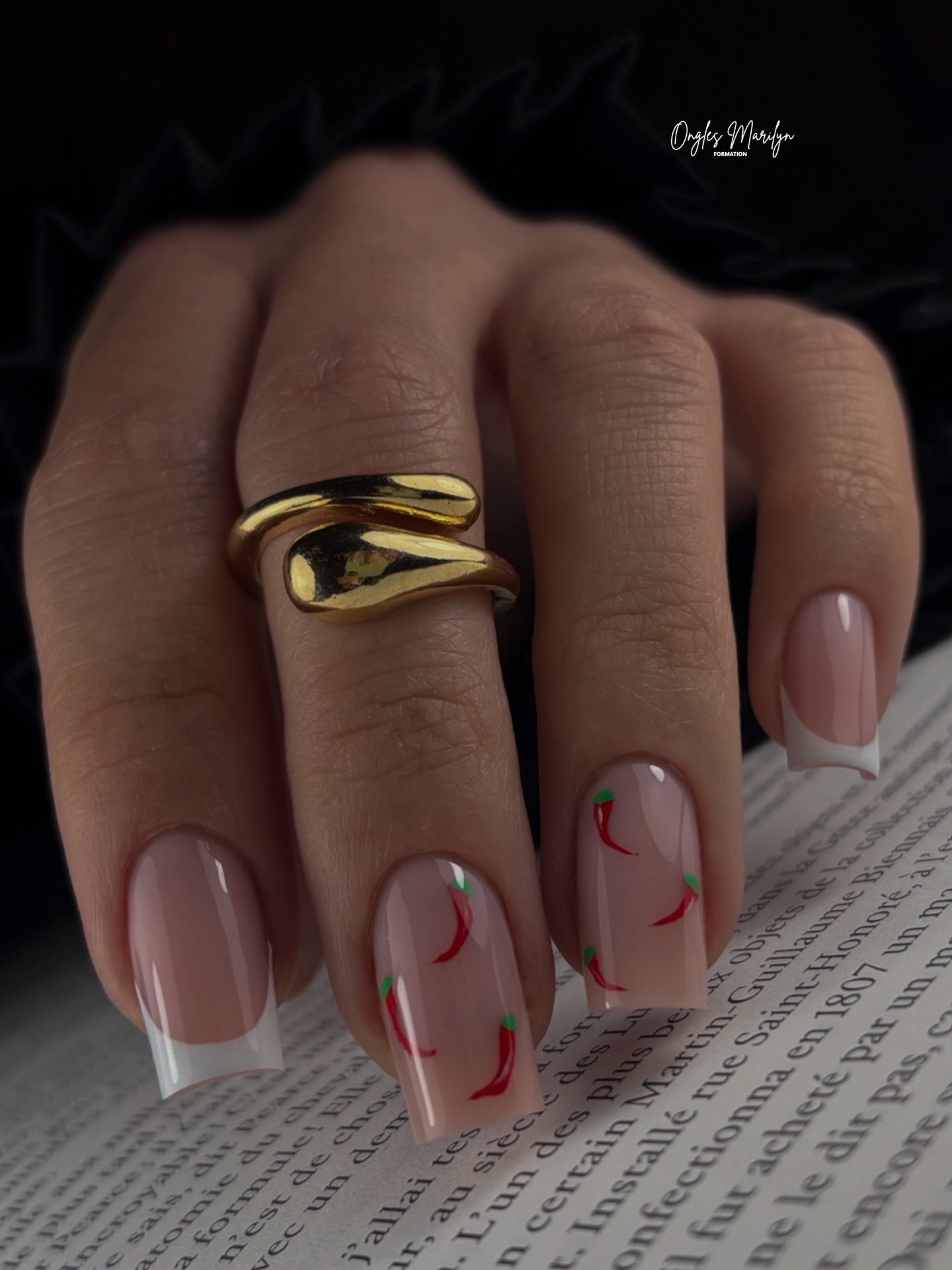 .
Hot set alert 🌶️🔥
Des petits piments dessinés à la main pour réveiller le fuego en toi ❤️🔥
Produits utilisés :
— Base fibr’in Milky Peach
— Gel Filling Stop 03
— Paint 13 et 02
— Finition Suprashine
Produits disponibles chez @oanailsystem
— Extension Popit entier
#nailart #ongles #nailsinspo #naildesign #oanailsystem