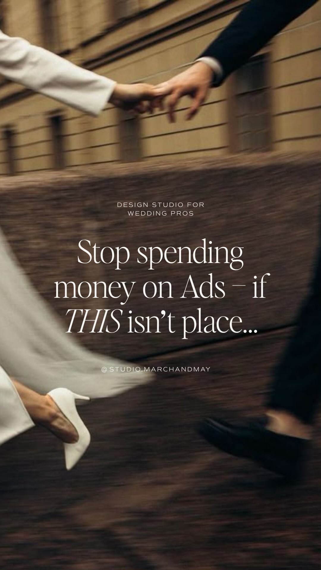 Ads sind grundsätzlich kein Fehler.
Aber sie sind selten die Lösung.
Was ich aktuell immer häufiger höre:
„Ich möchte erstmal in Ads investieren, um mehr Leads zu bekommen.“
Und genau hier liegt das Problem.
Denn Ads bringen dir Sichtbarkeit – aber sie entscheiden nicht, wer sich angesprochen fühlt. Wenn dein Branding nicht klar positioniert ist, deine Website nicht führt und deine Marke nicht differenziert, dann kaufst du dir mit Ads vor allem eines:
👉 mehr von den falschen Anfragen
Ein starkes Branding hingegen sorgt dafür, dass sich die richtigen Menschen überhaupt erst angesprochen fühlen – lange bevor sie auf „Anfragen“ klicken. Und genau dann beginnen Ads zu wirken. Nicht vorher!
Die Frage, die du dir also vorab stellen solltest:
Was passiert, wenn jemand auf meine Marke trifft?
Wenn du also das Gefühl hast, dass du deiner Marke
entwachsen bist und hoffst, durch neue Leads ein neues Branding damit zu reinvestieren, dann geh noch einmal in dich und überlege, was der schnellere und effizientere Weg ist 😉
#brandingstrategy #hochzeitsdienstleister #premiumbranding #webdesignstudio #creativebusiness