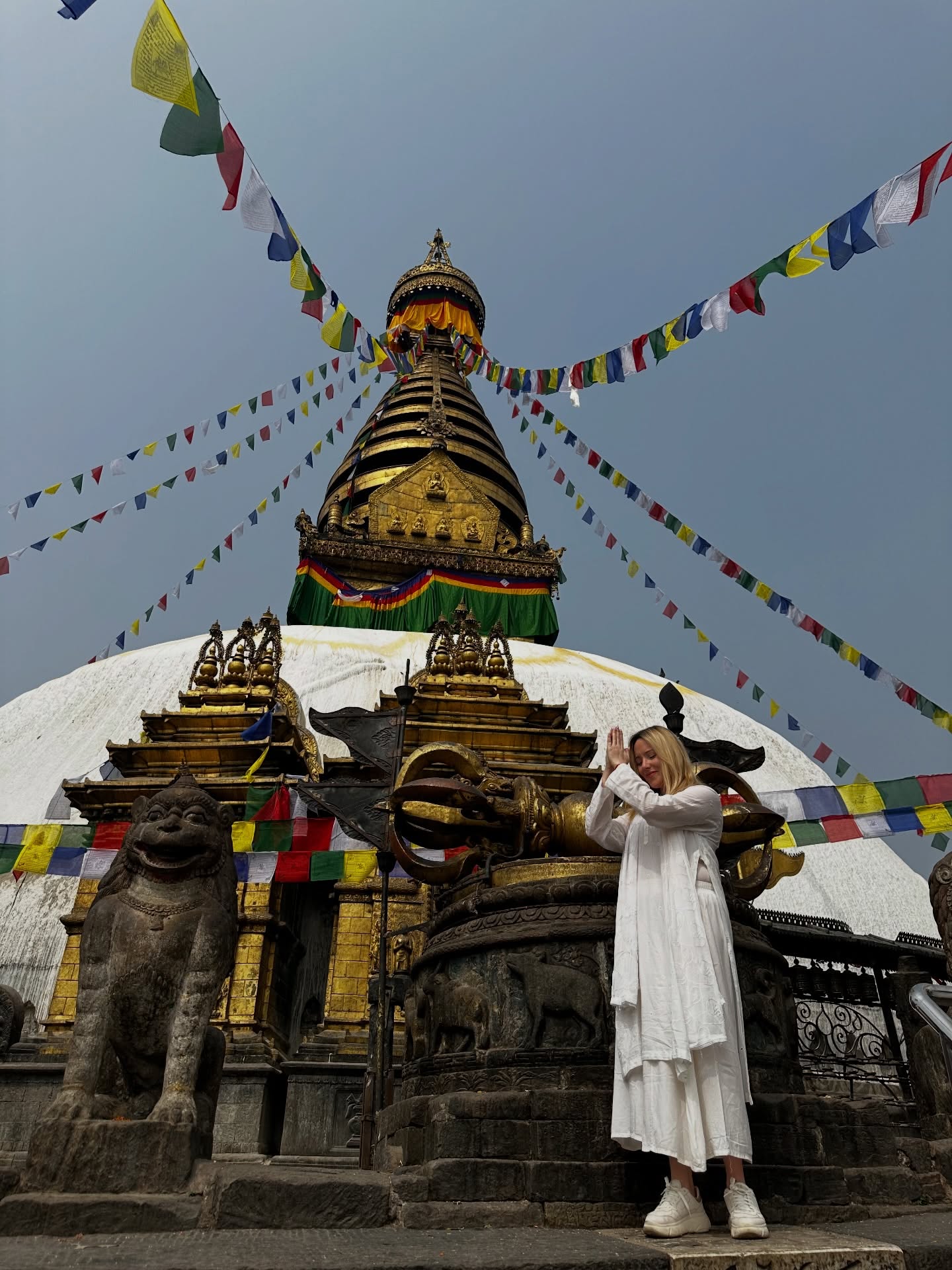 Sull’Himalaya, la luce non aspetta. Arriva potente, diretta, come una chiamata. E chi è pronto… la sente.
Qualche giorno fa sono tornata da una spedizione spirituale in Nepal. Una delle cose che più mi ha colpita è stata la somiglianza energetica con Java, in Indonesia, luogo in cui tanti anni fa ho abitato, e che mi ha profondamente accompagnata nel mio risveglio spirituale.
L’animismo ancora vivo a Java risuona profondamente con l’antico tantrismo nepalese. Due tradizioni lontane geograficamente, ma incredibilmente vicine nella percezione del sacro: la natura come divinità viva, la presenza degli spiriti Maestri, il ruolo degli sciamani e dei guaritori, la connessione diretta con l’invisibile. E poi, l’incontro diretto con le grandi montagne dell’Himalaya, che spezzano ogni illusione e legame fittizio con le nostre false identità, è stato un’altra grande emozione. Essere in presenza di montagne come l’Annapurna, ti allinea spontaneamente ai macro-bioritmi del Cosmo.
Viviamo in un tempo di rumore, paura, accelerazione, disconnessione.
Esiste un ritmo più naturale, e in un’epoca di crisi globale — interiore prima che esteriore — questi spazi diventano ancora più importanti.
🧭 Il prossimo viaggio
Sto preparando un nuovo viaggio proprio lì, sull’Himalaya.
Un ritorno.
Se senti che queste parole ti risuonano, forse non è un caso.
Se vuoi ricevere il link per entrare in lista d’attesa, scrivi “Nepal” nei commenti e riceverai il link per iscriverti in DM.