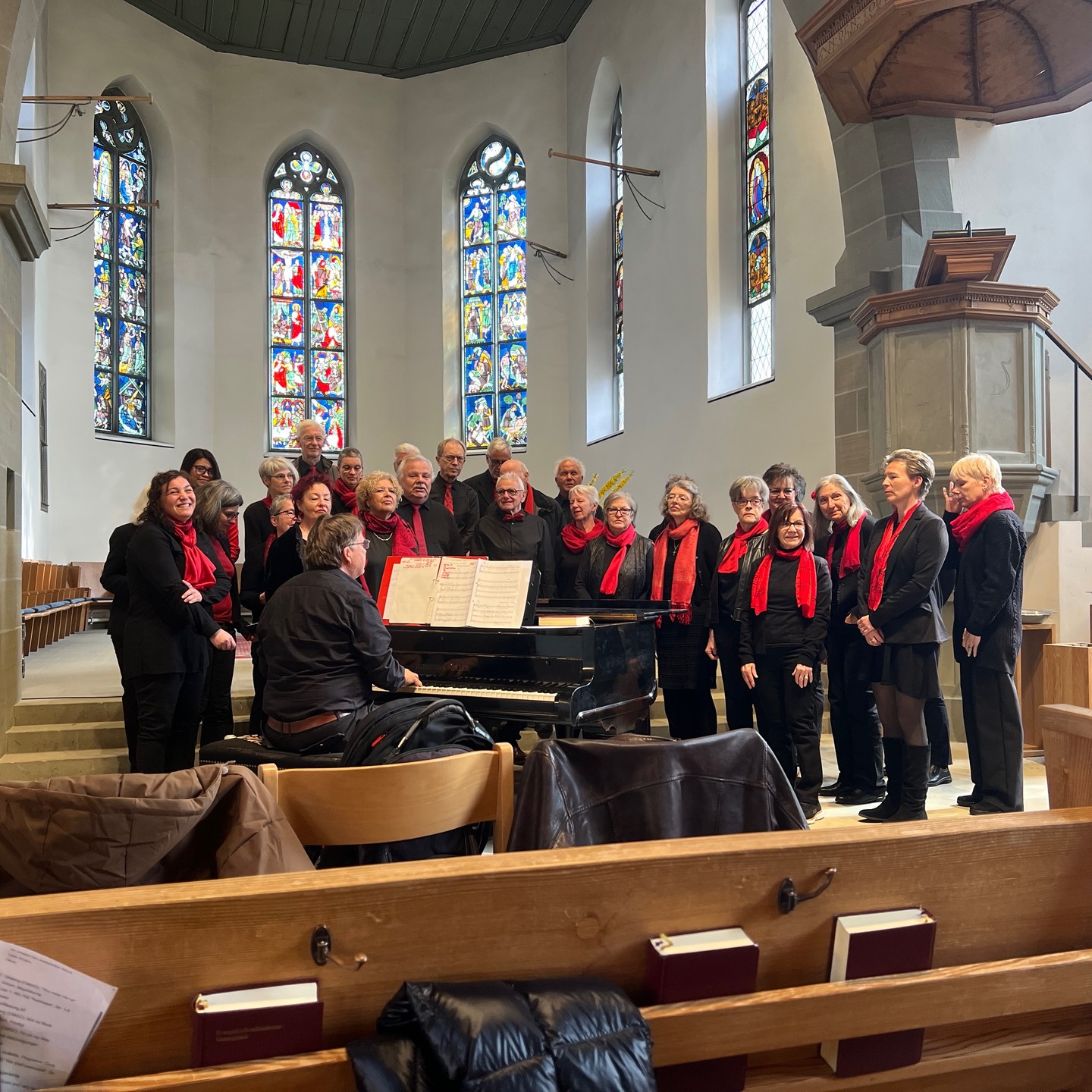 Letzten Sonntag, 22. März 2026, wurde im Gottesdienst in Kirchberg Noëmi Moor verabschiedet und ihre etwa 10jährige Tätigkeit in der Kirchgemeinde Kirchberg als Gospelchor-Leiterin gewürdigt. Oliver Gengenbach sprach schon in seiner Predigt von der grossen Bedeutung der Musik für den Glauben, der Church Mountain Gospel Choir sang seine rassigen Songs unter der Interimsleitung von Adrian Menzi und Kirchgemeinderätin Brigitte Loosli verabschiedete Noëmi Moor mit herzlichen Worten und einem Geschenk. Es war wunderschön! #gottesdienst #kirchgemeindekirchberg #churchmountaingospelchoir