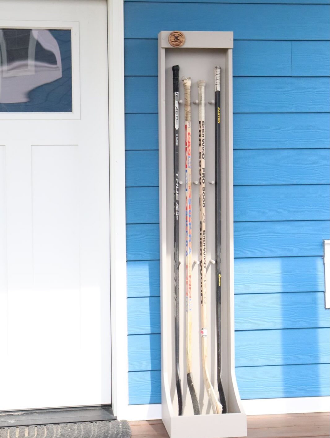 Your Hockey Sticks called…they want better storage!
Turn the chaos into something clean with this Custom Hockey Stick Organizer! Available in regular and mini stick versions 🏒🏒
Order Yours Today!! Use link in bio to submit an order request.