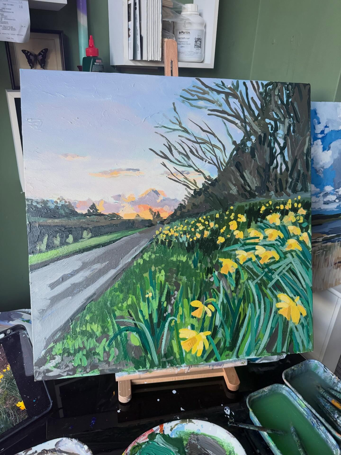 Evening daffodils 🌼 by the side of the road in Suffolk.
From an evening drive to Barking! Something a bit different for me, as I don’t normally do flowers.
Recently I did a class and it’s changed my approach to landscapes and this is an example of that, can’t wait to paint some more! Art is my happy place.
I’ve had a lovely day dropping off a commission, in the garden sorting, and painting two paintings, lots to share soon.
#suffolksunset #suffolk #barking #spring #daffodil