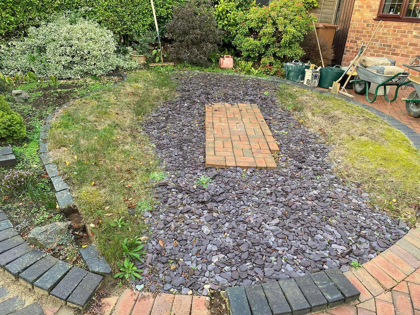 Swipe to see how wooden sleepers and a creative eye has turned this area into a stunning “after” Who knew patios could look so pretty 🤩
A circular retainer wall was created using upright sleepers. A border of blue Norwegian granite and mount sorrel granite frames this raj green Indian sandstone circle perfectly 🤩
#SandStone #Tarmac #BlockPaving #TarmacNorwich #BeforeAndAfter #DrivewaysNorwich #BlockPavingDrivewaysNorwich #DeebaSurfacing #SurfacingAndLandscaping #Patio #SandstonePatio #IndianSandstone #Raj #PatioFeature #GardenFeature