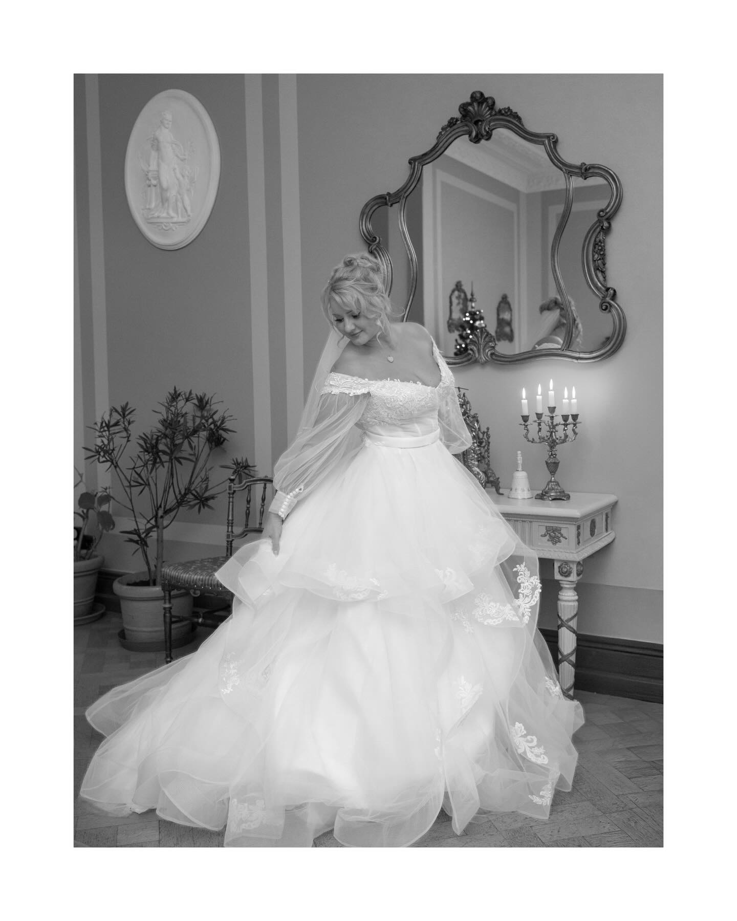 Ein exklusives Brautpaarshooting im stilvollen Herrenhaus, getragen von Licht, Ruhe und feiner Ästhetik.
Zwischen Kerzen, Spiegeln und fließenden Stoffen sind ganz besondere Momente entstanden, die zeitlos wirken und das Brautpaar für immer begleiten. Genau diese Magie verdient es, für euch festgehalten zu werden.
Credits:
Photography: jaronkwast.photography
Dress: @dearbride.de
Location: @herrenhausviecheln
#hochzeitsfotograf #hochzeitsfotografhamburg #hamburghochzeit #hochzeithamburg #norddeutschland hochzeitnorden weddingphotographer weddinggermany luxurywedding editorialwedding winterhochzeit dezemberhochzeit braut2025 brautinspiration weddinginspiration bridestyle brautkleid hochzeitslocation herrenhaus hochzeitsmomente authenticwedding fineartwedding hochzeitsreportage hochzeitsfotografie germanywedding norddeutschlandhochzeit