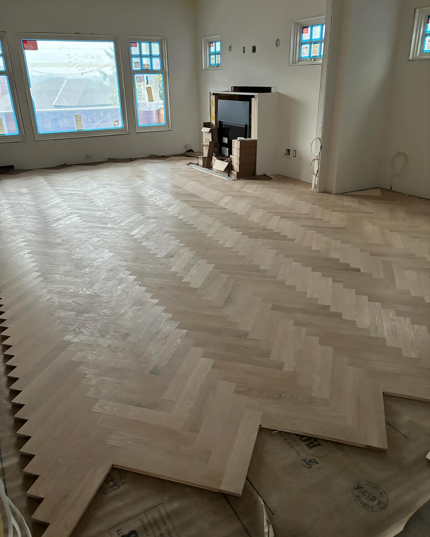 Herringbone pattern white oak flooring install!
#herringboneflooring #whiteoakfloors #seattlecontractors #pnwbuilders #northadmiral