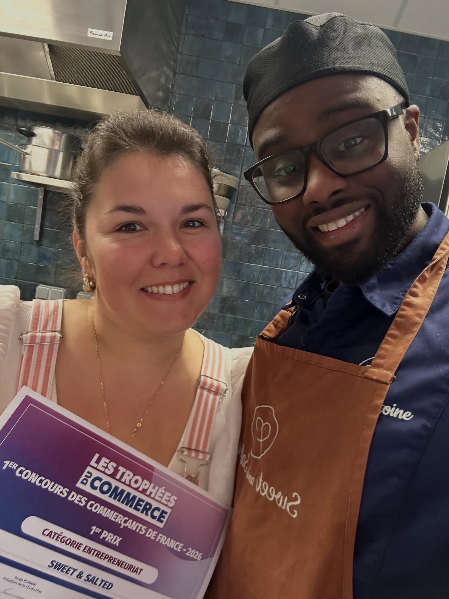 🏆Il y a quelques semaines, on a reçu un mail pour participer aux Trophées du commerce de la @cciducher … & puis hier soir a eu lieu la remise de diplômes & nous avons récolté le 1er prix Entrepreneuriat sur le département du Cher.
Hip hip hip 🥳
From London to Bourges mais toujours la même envie, la même passion : vous régaler pour toutes les occasions & repas ! 🤗
Merci la @cciducher pour l’organisation & la mise en lumière, au jury pour cette jolie récompense & bravo à tous les commerces & entrepreneur(e)s qui se lèvent chaque jour pour satisfaire toujours plus leurs clients & leurs équipes. 🥰
Avec ou sans trophée la plus belle récompense c’est les retours & la confiance des clients au quotidien 🫶🏽.
BONUS : On n’a pas pu faire un choix sur la photo donc voici un échantillon avec beaucoup d’émotions 🤣✨.
#trophéesducommerce2026 #entrepreneuriat #passion #commerce #traiteur