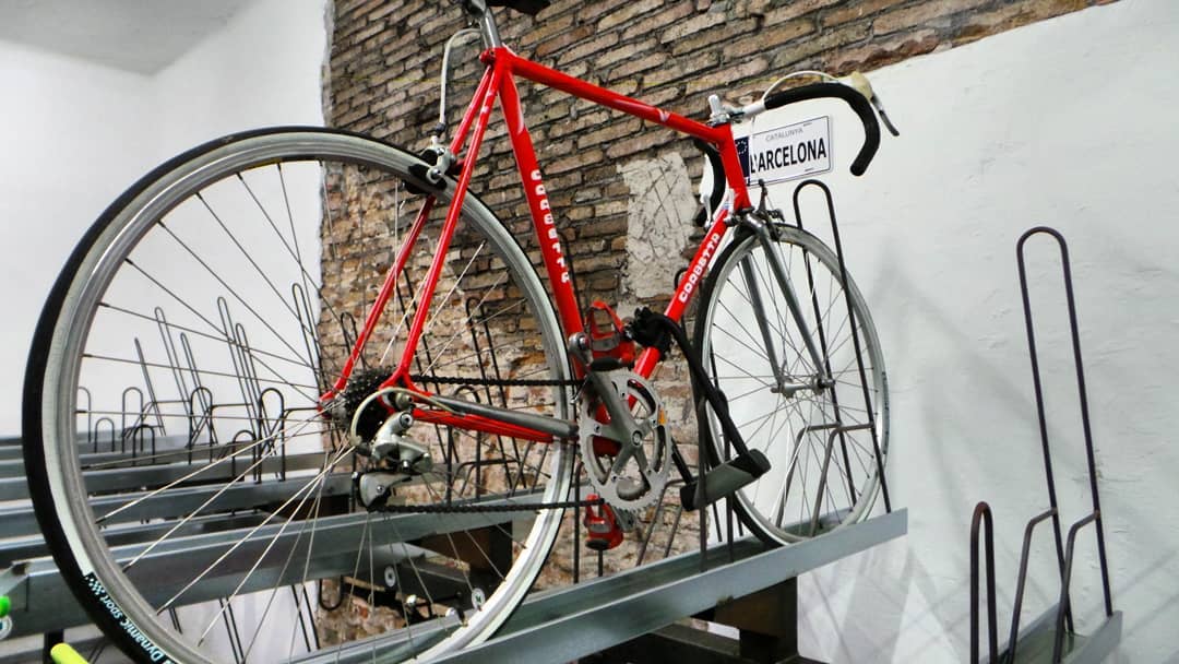 Hola,
Servicios y precios;
Skyb en Barceloneta está creado con el fin de guardar la bicicleta de forma fácil y segura, fomentando así, el uso habitual de la bicicleta en Barcelona, el deporte y bienestar físico, mental.
- Disponible 24h
- Plazas de aparcamientos exclusivas numeradas
- Anclajes de seguridad en cada plaza de aparcamiento
- Puerta motorizada
- Puerta reja de seguridad
- Cámaras de vídeo visión directa 24hs, 365 días al año, Non Stop. Audio, Fotografía
- Sistema de iluminación blanca, por detectores de movimiento
- Seguro por robo
Todos los medios tecnológicos para guardar tu bicicleta de forma fácil y segura, evitando robos, deterioro, ganando espacio en tu piso y así poder tu bicicleta ideal. Puedes pasar y ver como funciona
Precio: 16€ Mes + 16€ Fianza (Se devuelve). Se firma un contrato, estancia mínima es 30 días y debes pagar los días 7 de cada mes, aportando una cuenta bancaria.
Dirección parking: Sant Elm, 4.
Oficina Privada
Skybicicletas@gmail.com
Facebook: Skyb.parking
Web: http://www.skyflats.es/skyb
#barcelona #biciocasionbarcelona #bicibarcelona #bicingbarcelona #barcelonaenbici #barcelonacity #barcelona_cat #barcelona_world #barc #barcelonabeach #ciclismo #bici #cycle #bikelife #roadbike #sport #bicicleta #barcelona #ciclista #instabike #instacycling #barcelonetabikes