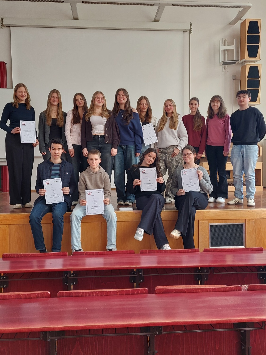 ¡Viva el español!
Hervorragende Ergebnisse für unser Gymnasium
bei der zweiten Stufe der Spanischolympiade
Am 12. März 2026 trafen sich alle qualifizierten Schülerinnen und Schüler der Standorte Chemnitz und Zwickau an der TU Chemnitz, um die Aufgaben der zweiten Stufe der Spanischolympiade zu bewältigen. Von uns hatten es 14 Spanischspezialisten in die zweite Runde geschafft.
Die Anforderungen im Hörstehen, der Landeskunde und im Freien Sprechen waren sehr hoch. Umso mehr freuen wir uns über die tollen Leistungen unserer Schüler.
Wir gratulieren ganz herzlich unseren Preisträgern.
Klassenstufe 8:
Teo Heymann (8c)1. Platz
Angela-Mariana Petrea (8a)3. Platz
Jette Scheithauer (8a)
Fabienne Kobelt (8c)
Klassenstufe 9:
Beatriz Schmalfuß (8a)3. Platz
Johanna Brede (9b)5. Platz
Henri Sack (9a)7. Platz
Klassenstufe 10:
Theo Köhler (10b)1. Platz
Tessa Leistner (10c)3. Platz
Emma Müller (10b)4. Platz (3.FS)
Rebecca Schmalfuß (10b)5. Platz (3.FS)
Jahrgangsstufe 11
Linnea Hähnel (LK 11)Sonderpreis
Lina Pippig (LK 11)
Alyssa Seidel (LK 11
Im Namen der Spanischlehrerinnen
Anett Woitscheck
#spanischolympiade #wettbewerb #graupnergym