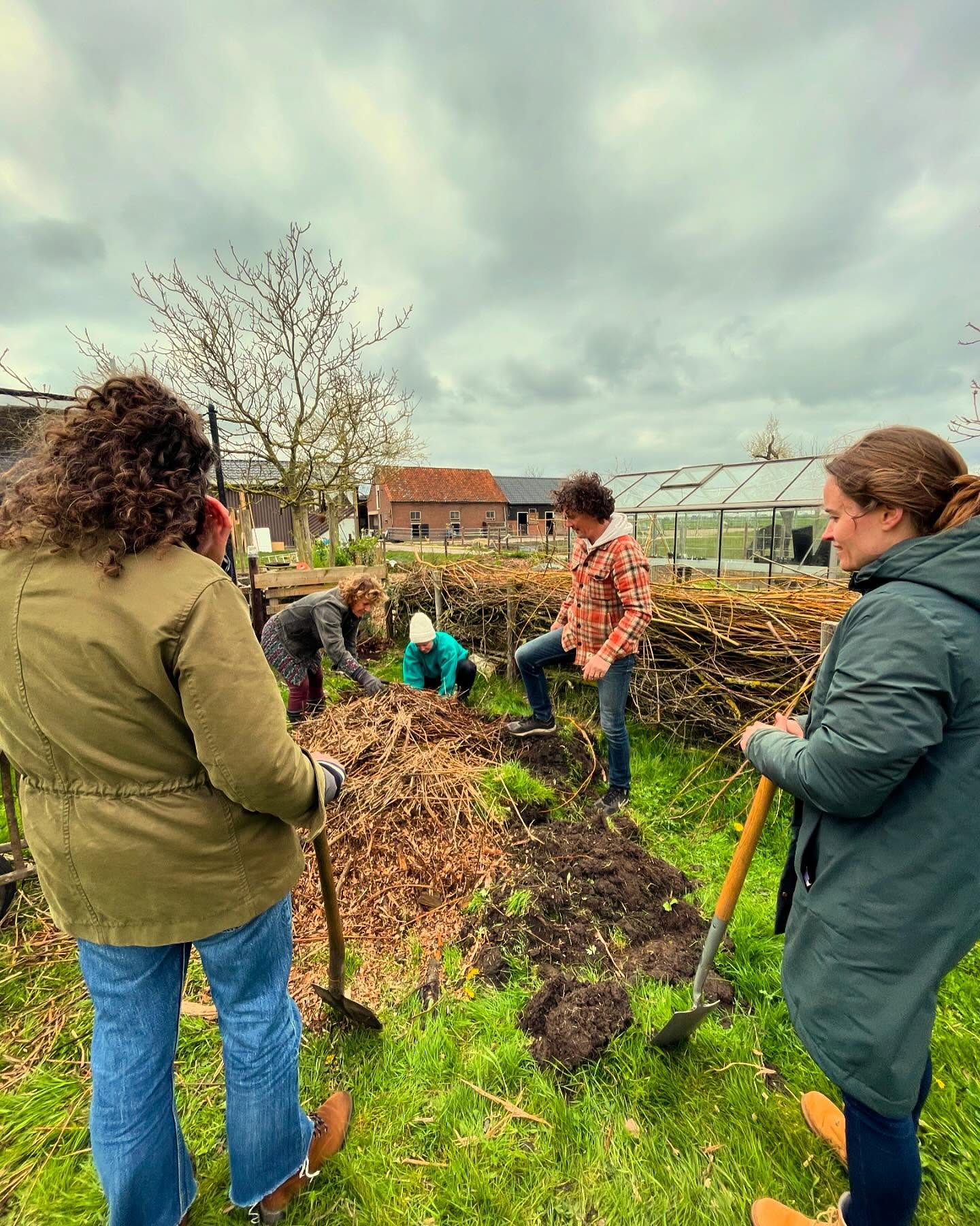 Wil jij (veel) meer leren over Permacultuur? Dan is onze 6-daagse cursus iets voor jou! 6 keer op een vrijdag van oktober tot mei. Schrijf je nu nog in met early bird korting!
De cursus biedt interessante theorie en daarnaast zullen we veel met onze vingers in de aarde wroeten en de handen uit de mouwen steken 🙌 Elke cursusdag heeft 1 of 2 thema’s, vanuit de 12 permacultuur principes; gezonde bodem; belang van biodiversiteit; verschil tussen permacultuur en klassiek moestuinieren, paddenstoelen en schimmels en voedselbossen. Daarnaast heeft elke les een praktijkgedeelte waar we iets gaan maken of bouwen wat je mee naar huis kunt nemen. Denk aan een wormenhotel of compostbak, paddenstoelen kweken, wildplukken, (je eigen) ontwerp(en) in de praktijk en mulchen. Een gastdocent komt alles over schimmels en paddenstoelen vertellen en we bezoeken een voedselbos.
Aan het einde van de cursus heb je uitgebreide kennis en ervaring om de permacultuur principes (in jouw moestuin, voedselbos of in je persoonlijke leven) in de praktijk te brengen.
Ben je erbij? Schrijf je in (en lees meer over de locatie, docent, data, etc) via de link in onze bio of een dm. Tot binnenkort!
#fungi #schimmels #paddenstoelen #zelfpaddenstoelenkweken #paddenstoelenjacht #oesterzwammenopkoffiedik #shiitake #workshop #cursus #permacultuur #moestuin #natuurboerderij #regeneratievelandbouw #regeneratiefboeren #cursuspermacultuur #permacultuurmoestuin #nodig #cardboardmulching #mulchen #moestuinieren #buitenleven #growyourownfood #moestuin
#permacultuur #voedselbos #duurzaamheid #duurzametoekomst #moestuinieren #moestuin #natuur