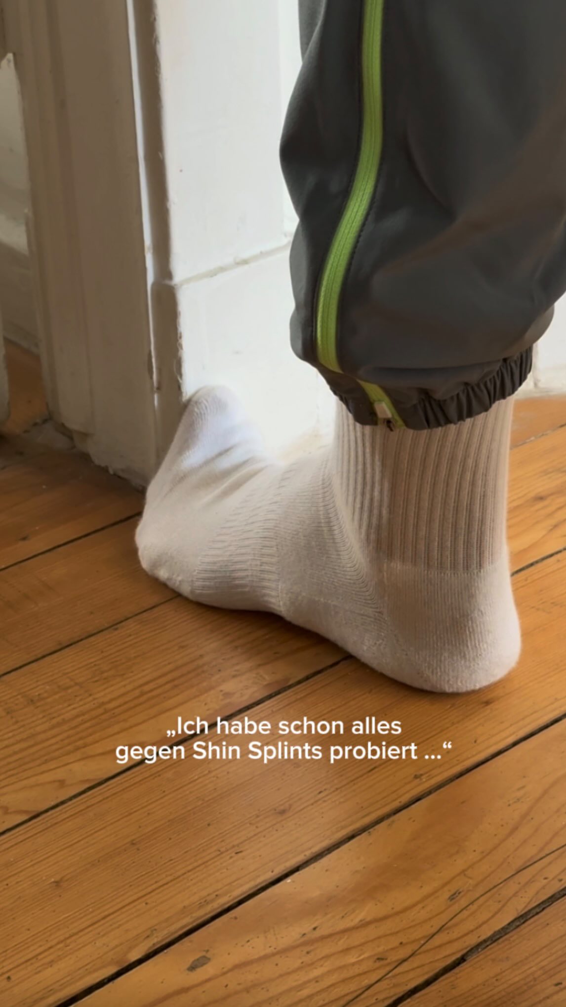 Diese 6 Übungen sind ein Anfang, um Shin Splints anzugehen.
Ganz bewusst heißt dieses Video nicht wie alle anderen hier auf Instagram: „mache diese 6 Übungen und deine Shin Splints sind weg“. Denn so einfach ist es nicht.
In diesem Video seht ihr Übungen die verschiedene Ziele haben:
- Bewegungsradius im Sprunggelenk/ Zeh Gelenk
- Zehen und Fuß Kontrolle
- Stärkung von Tibialias Anterior und Posterior
- Aktiv die Wölbung im Fuß kreieren
Natürlich gibt es zu jeder Übung noch zahlreiche Ergänzungen. Deswegen ist das auch erstmal „nur“ ein Start.
Am besten kann man es fast als Assessment sehen. Wenn du bei einer Übung ganz besonders merkst, sie nicht hinzubekommen, schwach zu sein oder keine Mobilität zu haben, ist das ein Anhaltspunkt um weiter zu machen.
Wenn du Probleme mit Übungen hast, melde dich bei mir. 🤝