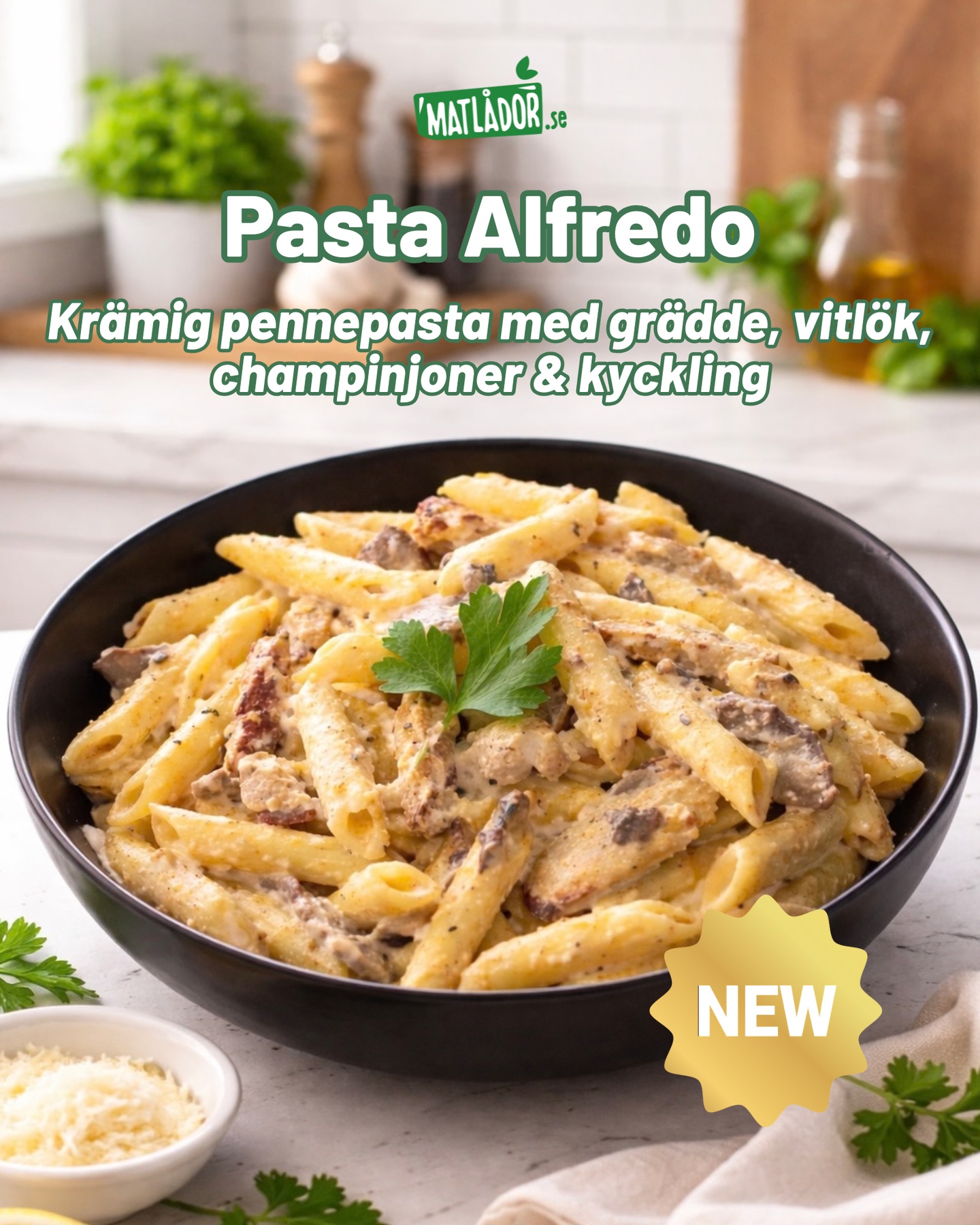 Du har väl inte missat vår andra underbara NYHET? 😍 Här har vi Pasta Alfredo: Krämig pennepasta med grädde, vitlök, champinjoner & kyckling… amen ni hör ju! 🥹🤤🍝
✅ 653 kalorier & 35g protein 💪🏽
Beställ med hemleverans nu på måndag 🚛🥳🥳
-
#matlåda #pastaalfredo #matlådor