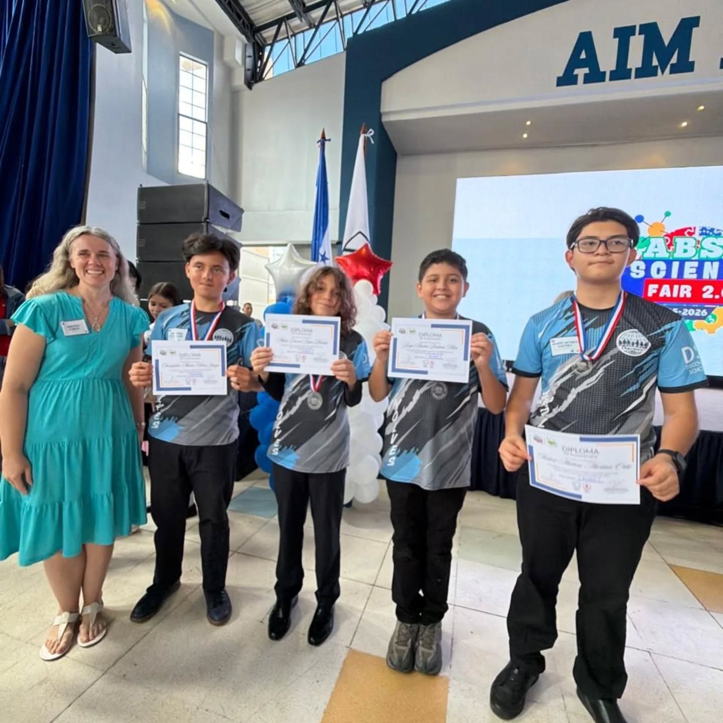 So much to celebrate! 🔬
Our students did an incredible job at the Science/STEAM Fair, showcasing their talent, creativity, and passion for discovery:
🥇Christopher F. (Grade 6) achieved an Outstanding – Perfect Score with Refracting Solar Panels
🥈Mateo R. (Grade 4) earned Excellent with Lion’s Mane Mushroom
🥈Jorge P. & Herbert M. (Grade 6) earned Excellent with their Home Irrigation System
We are beyond proud of these amazing results and the effort behind each project 🐺
Special thanks to Ms. Christina A. for her dedication and guidance throughout this journey.
#excellence #DiscoveryschoolTegucigalpa #Sciencefair #ABSH