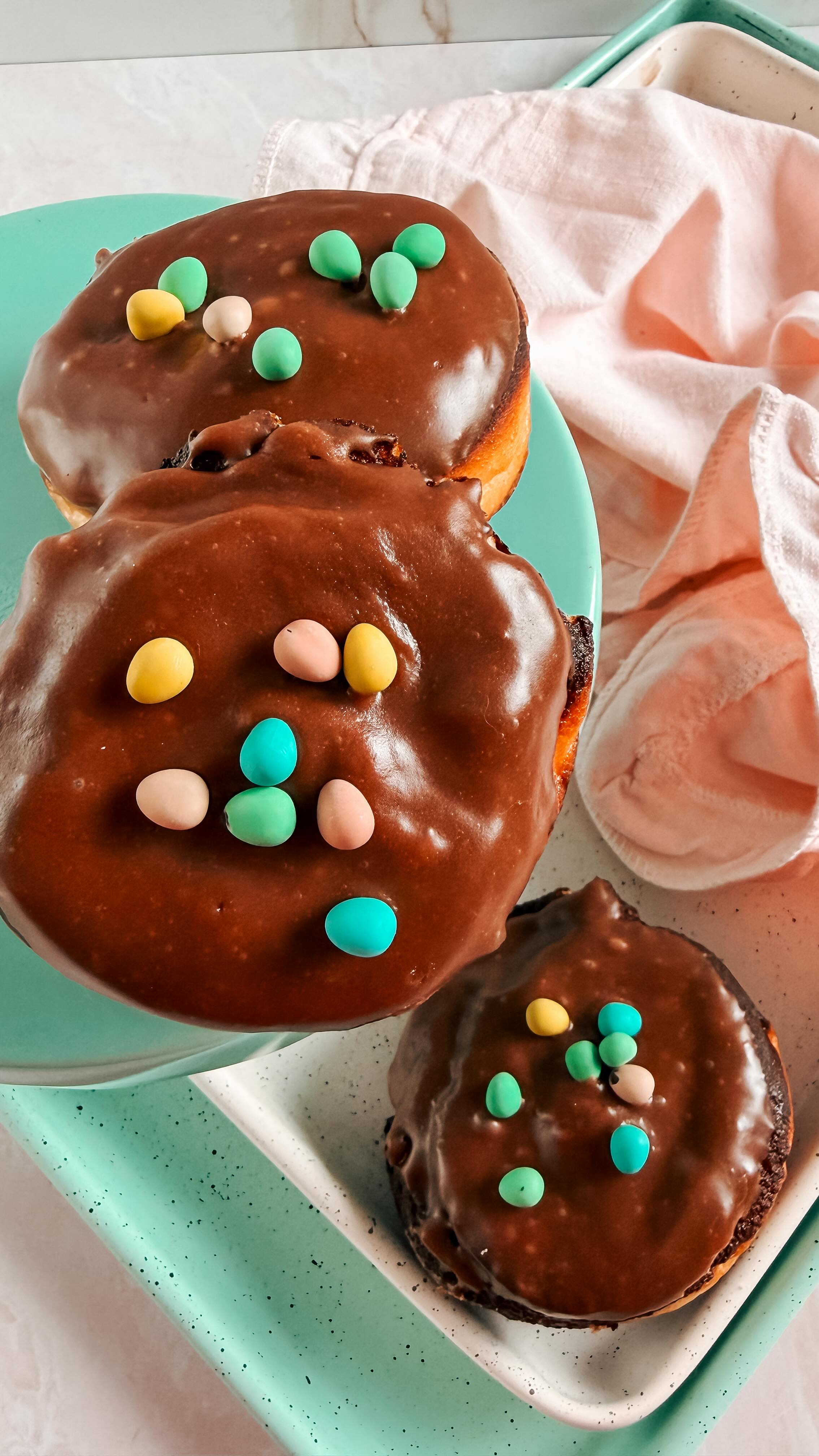 Chocolate mini egg donuts 🍩 👌
.
Soft, buttery brioche donuts filled with silky chocolate whipped cream, dipped in a rich chocolate glaze, and topped with crushed and whole chocolate mini eggs for the ultimate Easter indulgence. Light, fluffy, and just the right amount of decadent, who’s coming to pick some up next week??
#easterdonuts #peterborough #norwood #antownship #donuts
