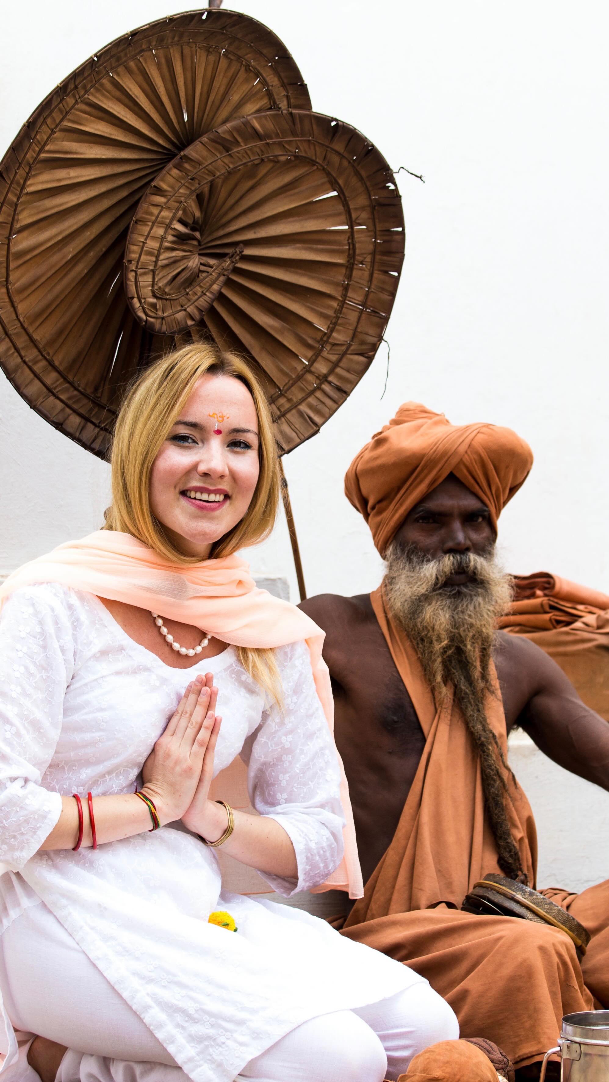 Ci sono luoghi che non scegliamo davvero con la mente. Sono luoghi che ci chiamano… e l’India rientra fortemente tra questi per la sua carica energetica 🙏🏻
Forse non sappiamo spiegare perché, ma sentiamo che lì c’è qualcosa che ci riguarda, qualcosa che riconosce una parte di noi più antica e ancestrale.
La chiamata verso l’India è spesso così.
Viscerale, immediata, improvvisa.
A volte perfino del tutto inattesa.
Non è solo desiderio di viaggio, ma un incontro con una vibrazione che, in qualche modo, abbiamo già conosciuto.
✨ Quando entriamo in contatto con queste memorie, che siano ancestrali, energetiche o astrali, qualcosa in noi inizia a trasformarsi: la percezione delle cose esterne si espande, il tempo si dilata, e ciò che sembrava lontano ci diventa improvvisamente familiare.
A volte crediamo che sia immaginazione, quando in realtà non sono altro che forti intuizioni dell’anima.
Ci sono parti di noi che ricordano continuamente, che emettono segnali che spesso ignoriamo… Dovremmo dare più credito a questa voce, sebbene non sia sempre facile, perché questo è spesso il primo passo verso esperienze che possono trasformarci in profondità.
👉🏻 Puoi ascoltare la mia esperienza completa su YouTube digitando “Il mio primo viaggio in India | Thea Crudi”
Hai mai provato questa sensazione?
C’è un luogo in particolare a cui ti senti visceralmente connesso/a? ❤️
#india #connessioni #spiritualità #reincarnazione #memorie