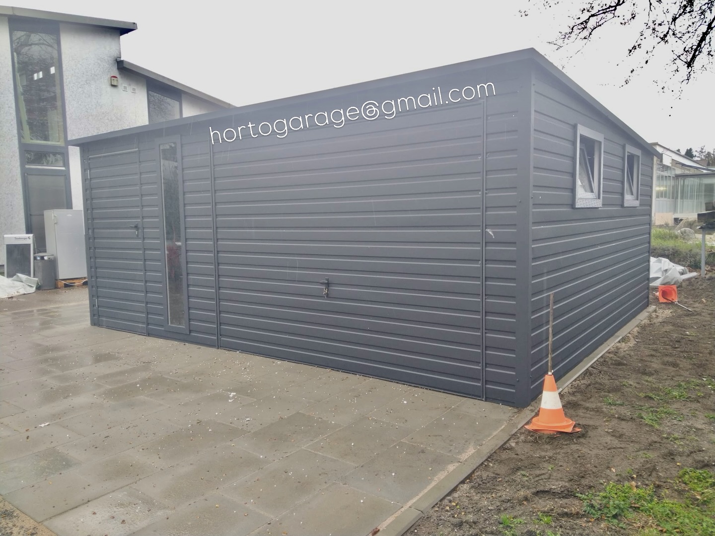 Wir stellen Ihnen unsere Garage vor.
⸻
📏Abmessungen
📐• Breite: 4,0 m
📐• Länge: 5,0 m
📐• Höhe vorne: 2,5 m
📐• Höhe hinten (Dachneigung): 2,3 m
⸻
🎨 Farbe
• graphit
⸻
🚪🔩Konstruktion
• Blechgarage
• Wände aus horizontalen Paneelen
• Stahlskelettkonstruktion
• Pultdach
🚪• Türen:
• Seiteneingangstür
🪟• Fenster:
• klein, rechteckig, kippbar
⸻
✅ Vorteile
• modernes Aussehen
• Langlebigkeit und Witterungsbeständigkeit
• Lichteinfall durch Fenster
• bequemer Seiteneingang
⸻
🚗🎿🧰 Verwendungszweck
• Garage für ein Auto
• Werkstatt
• Lager / Abstellraum
• Aufbewahrung von Ausrüstung und Werkzeugen
💻📲👨💻 eine ähnliche Garage oder andere Details wünschen, mailen Sie hortogarage@gmail.com, gehen Sie auf den Link in der Bio oder rufen Sie an
📞 +49 177 4242452
📞 +49 152 246 74 361