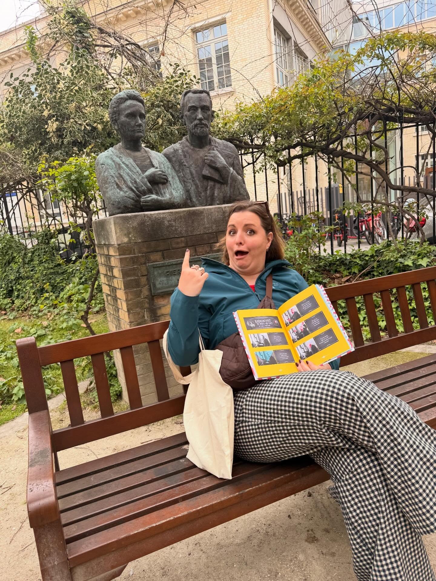 Op bedevaart bij de Curies 🙂↕️⚗️🔬🧪🥹 #erwaseenseenalfred #jeugdboekenmaand