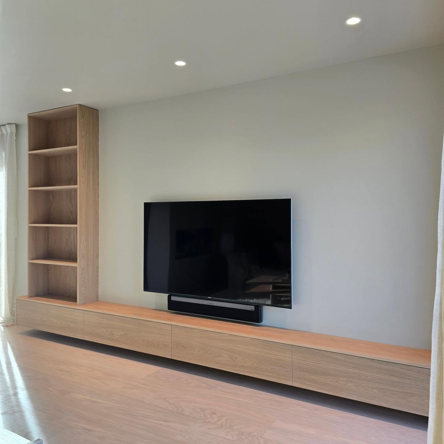 .
4,2 meter tv-benk med bokhylle laget i oljet eikefiner🤩
.
.
.
.
#møbler #innredning #møbel #woodwork #interior #interiør #eik #oak #custom #stue #livingroom