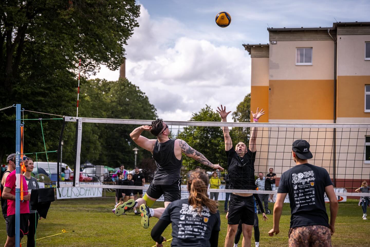 PRO
Zu guter Letzt fehlt noch Pro. Bei dieser Kategorie können alle mitspielen, die ein erhöhtes Spielniveau besitzen. Dementsprechend gibt es keine genauen Vorgaben, weshalb in den letzten Jahren auch Spielerinnen auf dem Platz standen, die aus der 2. oder 3. Liga kommen. Selbstverständlich müsst ihr keine Liga-Spieler*innen sein, um bei Pro zu spielen! Anmelden kann sich jeder, der es sich auch zutraut.
