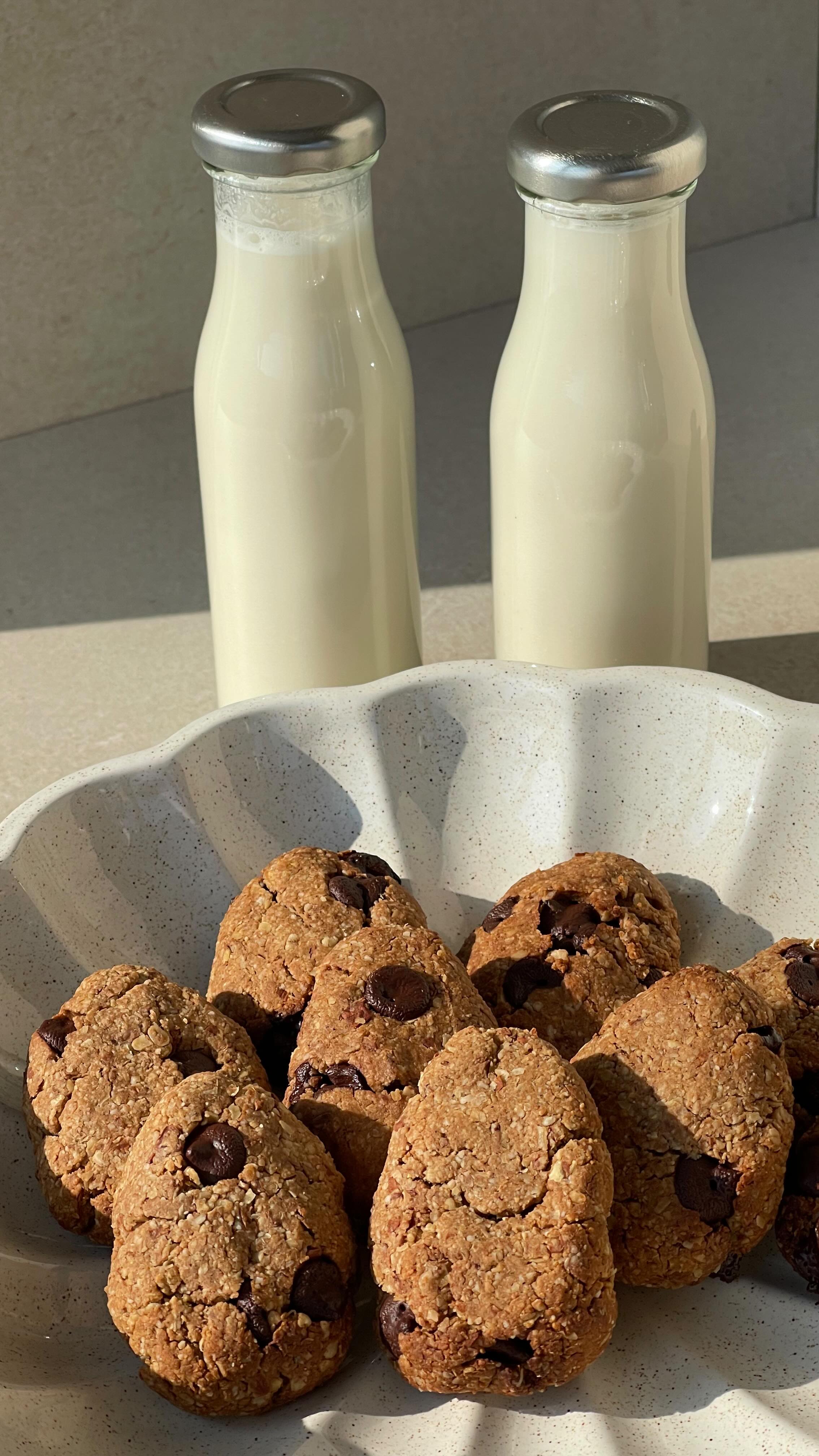 POV: Deine Einkaufsliste wird kürzer, aber dein Lifestyle verjüngender.
Früher dachte ich: Je mehr „gesunde“ Produkte ich kaufe, desto besser.Heute weiß ich: Je weniger Zutatenlisten ich brauche, desto besser geht es meinen Zellen.
Denn in vielen gekauften Produkten stecken Dinge, die wir oft übersehen:
👉 versteckter Zucker
👉 industrielle Pflanzenöle
👉 Emulgatoren
👉 Konservierungsstoffe
👉 Aromen & Zusatzstoffe
Alles Stoffe, die unseren Körper eher belasten als unterstützen.
Deshalb habe ich angefangen, Basics selbst herzustellen, wie meine Mandelmilch. Und das Schönste: Ich werfe nichts weg🤍
Aus dem Trester entstehen bei mir einfach Mandelkekse – nährstoffreich, ohne Zusatzstoffe und komplett selbst bestimmt.
✨ Weniger Produkte.
✨ Mehr Qualität.
✨ Mehr Bewusstsein.
Und gehört für mich zu Slow Aging: Nicht mehr konsumieren, sondern bewusster wählen.
Anzeige | Mein Entsafter von @huromofficial.de (Hurom H70-FT) macht es mir dabei unglaublich leicht, alles frisch zuzubereiten und sogar Reste sinnvoll zu verwerten.
👉 Mit meinem Code theinneryouth10 kannst du aktuell sparen.
Für die Mandelmilch:
150 g Mandeln
0,75 L gefiltertes Wasser
1 Medjool Dattel (entkernt)
1 Prise Meersalz
Für die Cookies:
120 g Mandel-Trester
80 g Haferflocken
60 g Mandelmus
30-60 g Dattelsirup (je nach Gusto)
1/2 TL Backpulver
1/2 TL Ceylon-Zimt
1 Prise Salz
40 g Zuckerfreie Schokodrops
(Anzeige | gibt es hier bei @mrsflury_shop - 10% mit LISA10)
Zubereitung Mandelmilch:
Mandeln in eine Schüssel geben, mit Wasser bedecken über Nacht oder mindestens 8 Stunden im Kühlschrank einweichen lassen. Danach das Wasser abgießen.
Mandeln mit restlichen Zutaten in Entsafter geben.
Trester auffangen und für die Cookies zur Seite stellen.
Abfüllen, im Kühlschrank aufbewahren und vor Gebrauch schütteln. Alsbald verbrauchen (innerhalb von 2-3 Tagen).
Zubereitung Mandelcookies:
Alle Zutaten (bis auf Schoko-Drops) in den Mixer geben und zu einer formbaren Masse mischen.
Cookies formen, auf ein Backblech legen und bei 180 Grad Ober-/Unterhitze 12-15 Minuten backen, bis sie leicht goldbraun sind.
#theinneryouth #antiagingfood #selfmade