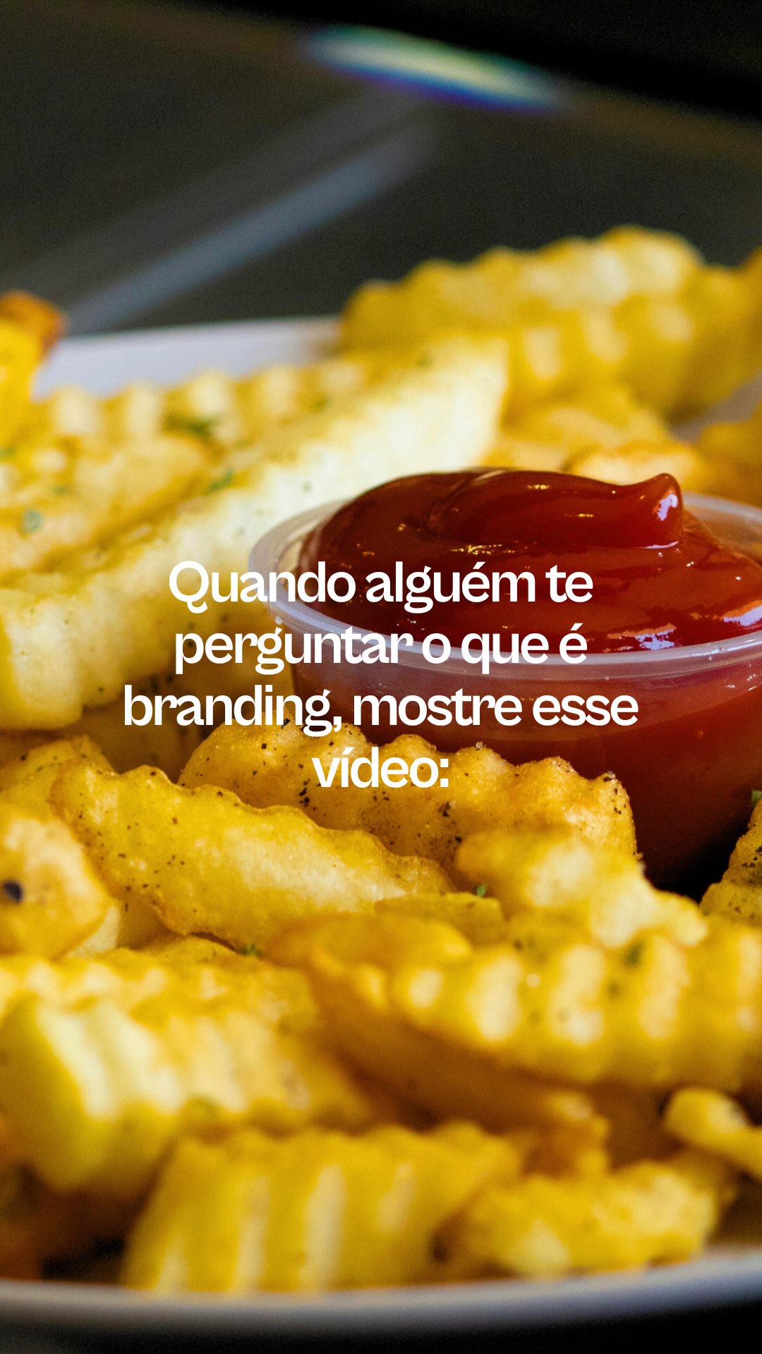 A Heinz pediu a pessoas ao redor do mundo que "desenhassem um ketchup" — sem dar nenhuma outra instrução. O resultado foi surpreendente e simples: quase todo mundo desenhou a embalagem vermelha icônica da Heinz. A campanha não precisou mostrar o produto, o logo, nem dizer o nome da marca. Ela apenas revelou o que já existia na cabeça das pessoas.
E é exatamente isso que é branding: não é o que a empresa diz sobre si mesma, mas a imagem mental que ela ocupa no consumidor. Quando você "possui" uma forma, uma cor ou um sentimento na mente das pessoas, você não precisa mais se apresentar. A Heinz não vende ketchup — ela é o ketchup.