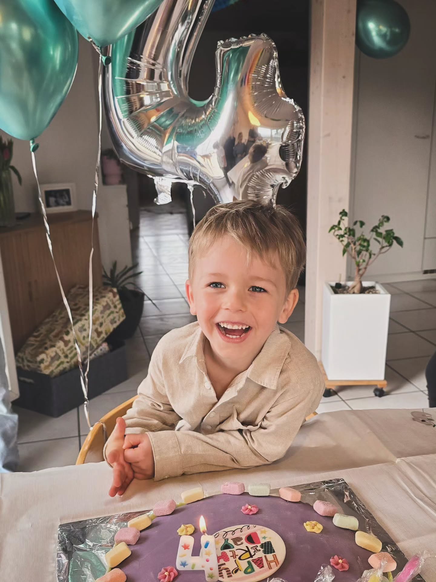 ☀️💟 Mon p'tit soleil a 4 ans 💟☀️
Il me faudra un peu de temps pour m'en remettre 🥹 Clap de fin sur quelques jours festifs en famille 🍭🎂 c'est toujours fou de voir comme le temps passe vite mais pour le troisième, c'est juste.. 😱😱
Premier anniversaire dans notre nouveau nid ! En 4 ans, ce p'tit baroudeur n'a jamais fêté son anniv au même endroit 🙈🌏
Le premier dans notre ancien chez nous 💜 le 2eme chez mes parents (faute de maison après l'accident de Mika), le troisième en voyage, au Portugal.. le 4ème ici .. 😇
📸 Petit récap en photos 😊
Mais pas de quoi bousculer ce petit chat donc la seule exigence était: un gâteau bonbons 🍭
On a fait péter la glycémie mais tous les becs à sucre étaient ravis 🤭🎂 Mister Nael le premier 😏
J'espère que vous avez passé un doux week-end ☀️
Happy birthday | 4 ans | Family first