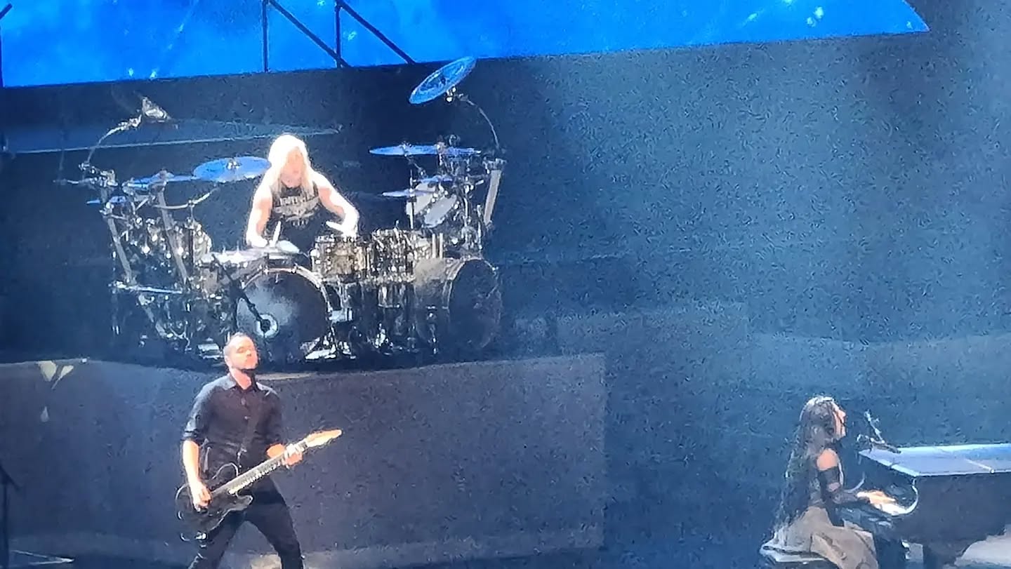 My Christmas present from 2020 finally happened last night, the World's Collide tour 1st time seeing @evanescenceofficial and my 9th time seeing @wtofficial #livemusic #concert #worldscollidetour