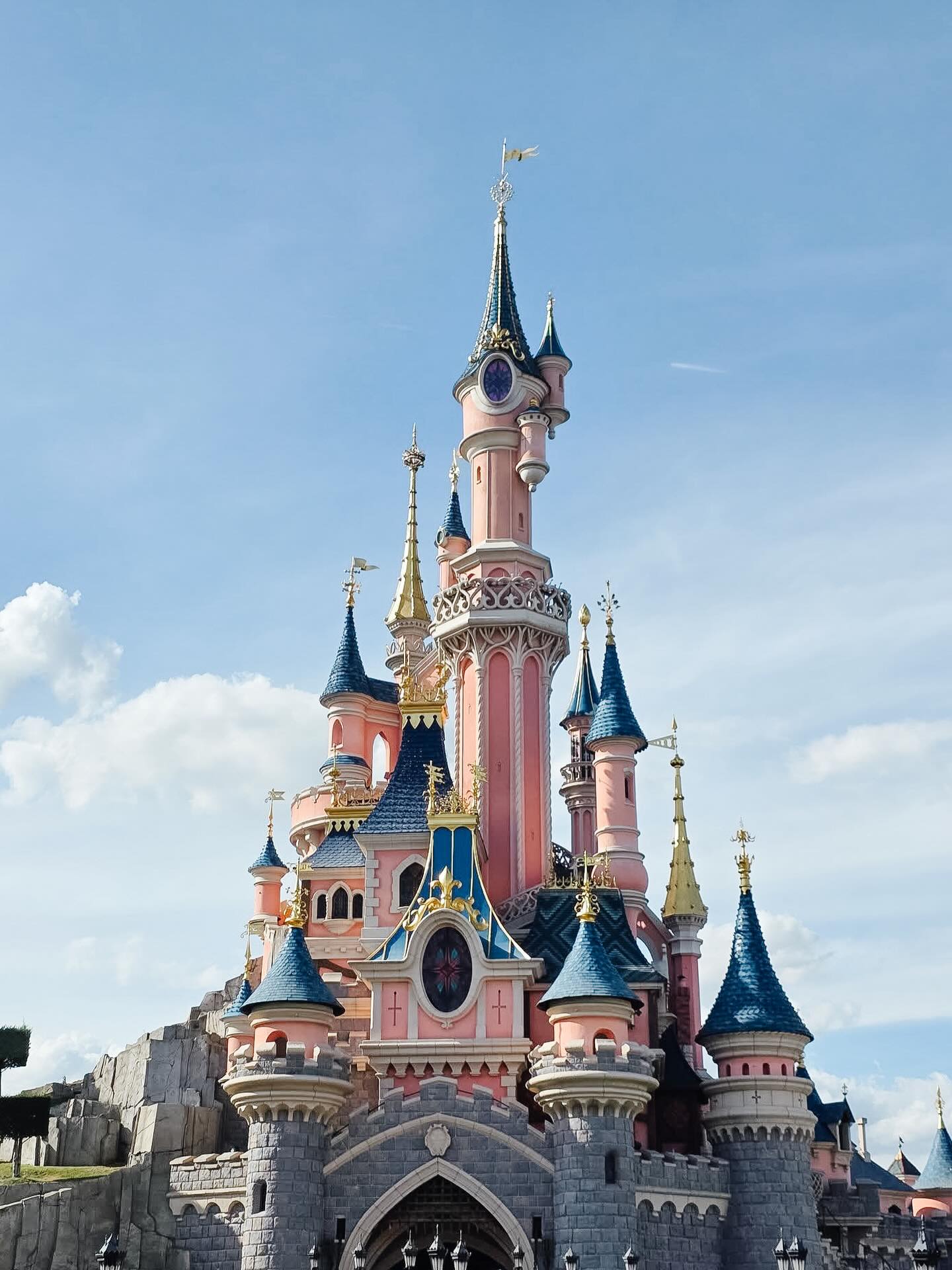 This is BIG news for Disney-loving families 🏰❄️
In less than a week, Disneyland Paris is officially transforming Walt Disney Studios Park into Disney Adventure World… and the most magical part? A full Frozen-inspired land is opening March 29!
Think:
✨ Arendelle village you can explore
✨ A stunning castle inspired by Elsa’s ice palace
✨ Brand new attractions + dining
✨ A new live show: A Celebration in Arendelle
✨ And even a free-roaming Olaf your kids can interact with
This is all part of a HUGE reimagining… and honestly? It’s making Paris feel like a serious contender for families who’ve already “done Disney World” 👀
And as a mom… I can already picture it the wide eyes, the pure magic, the “can we stay forever?” moments 🥹
If Europe & Disney has been sitting in the back of your mind… this might be your sign ✨
#WaltDisneyStudiosPark #DisneyWithKids #FrozenDisney #BCMom #KelownaMoms