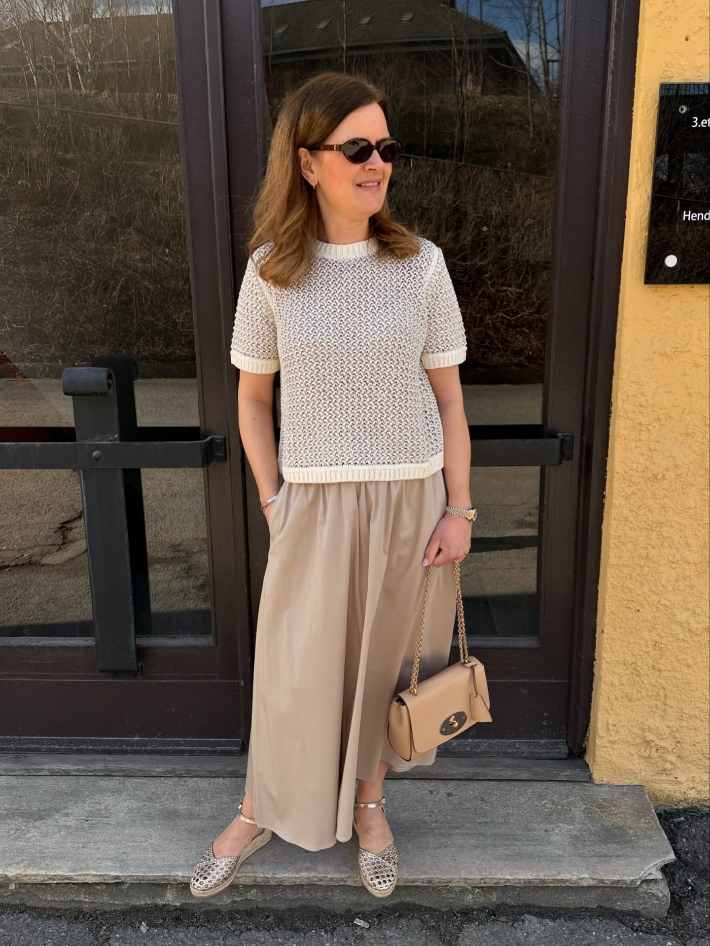 Lekker og vårlig i beige, eller hva?💛 Overdel og skjørt fra Oui, matchende sko fra Gaimo, solbriller fra Corlin og selvfølgelig veske fra Mulberry👜
Alt finner du hos oss på Bitten - velkommen innom!