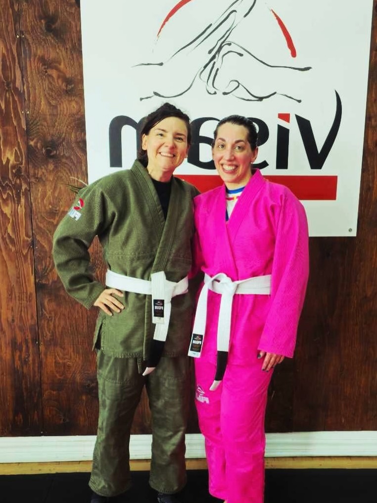 Un autre ptit bout de mon univers….
J’étais de retour au Jiu Jitsu Brésilien ajd, après un long moment de repos.
En tant que femme, c’était un sport que je redoutais au départ, voir que je vais me battre collé au sol sur quelqu’un que je ne connais pas…. pfff, jamais!!!
Mais Ritchy de Visam à changer ma perspective.
Alors je l’ai essayé et j’ai adoré!!
Depuis, c’est mon anti-stress par excellence, un endroit sécurisant et accueillant où je passe la majorité de mon temps avec une communauté qui se respecte et s’entraide.
J’évolue dans une discipline qui est un art martial complet et c’est exigeant croyez moi!!! Mais ça en vaut le coup!!!
D’ailleurs, voici une petite partie de notre team de feu!
#bjj #jiujitsuforlife #welcometomylife #makeuplife