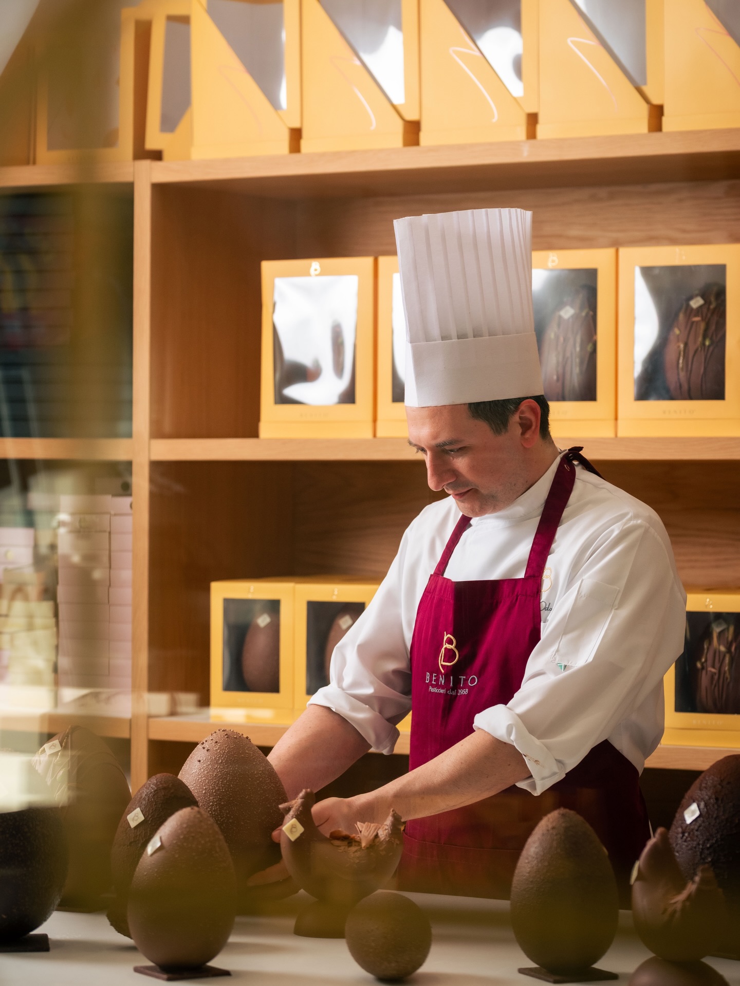 Immagina il profumo delle nostre uova e delle favette appena preparate… 🐣
Benito controlla ogni dettaglio, perché ogni creazione sia perfetto per te.
La Pasqua è quasi qui.. Ti aspettiamo in Pasticceria o sul nostro shop online 💛
#pasticceriabenito #pasqua2026